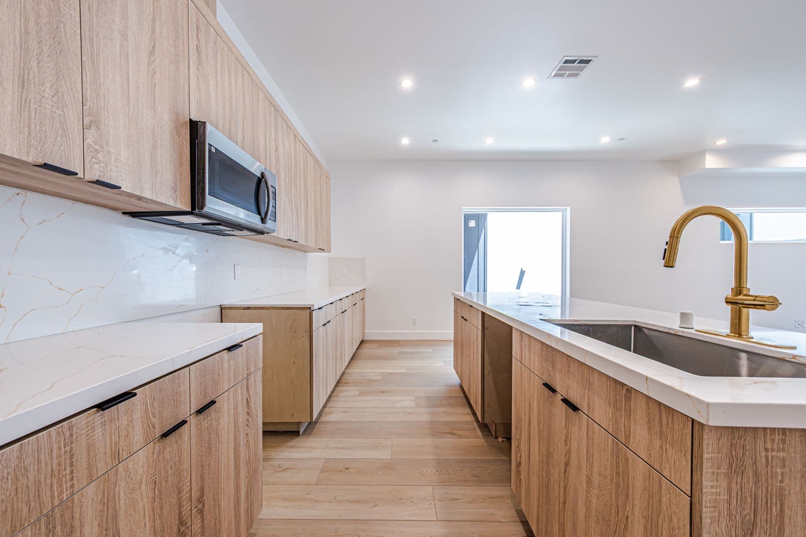 Los Angeles Apartment: 240 N Dillon St
