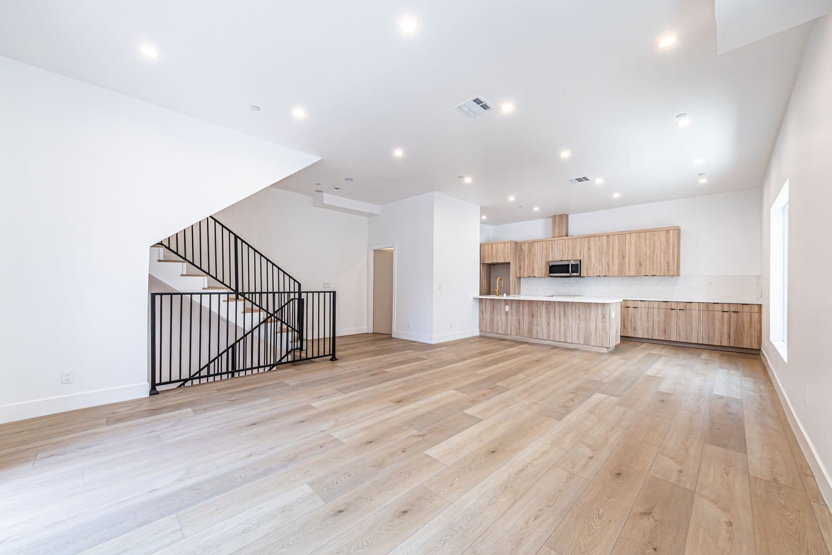 Los Angeles Apartment: 240 N Dillon St