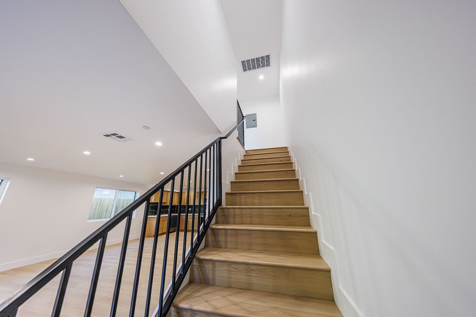 Los Angeles, CA Apartment: 2938 S. Sycamore Ave