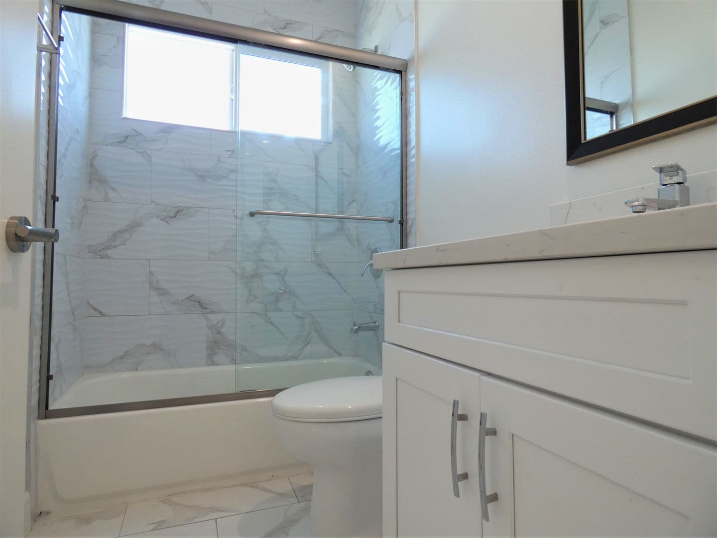 Los Angeles Apartment: 1628 S La Brea Ave