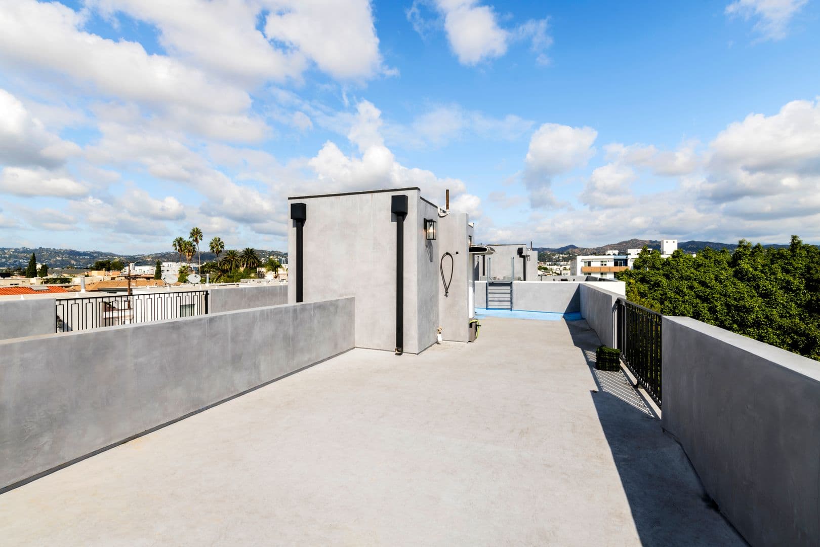 Los Angeles Apartment: 4815 Elmwood Ave