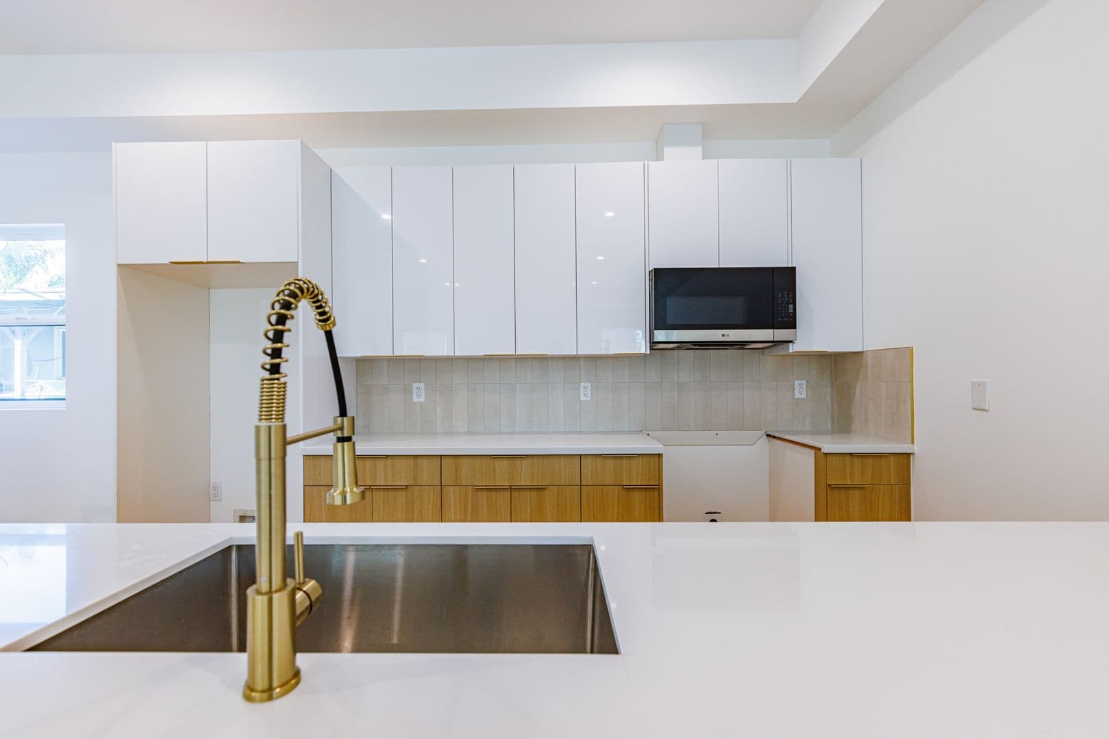 Sherman Oaks Apartment: 5931 Woodman Ave