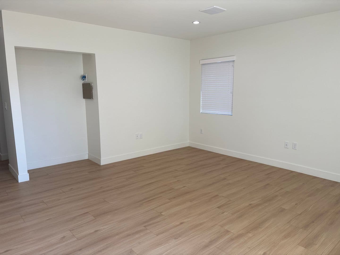 Sun Valley House: 11246 Lull Street