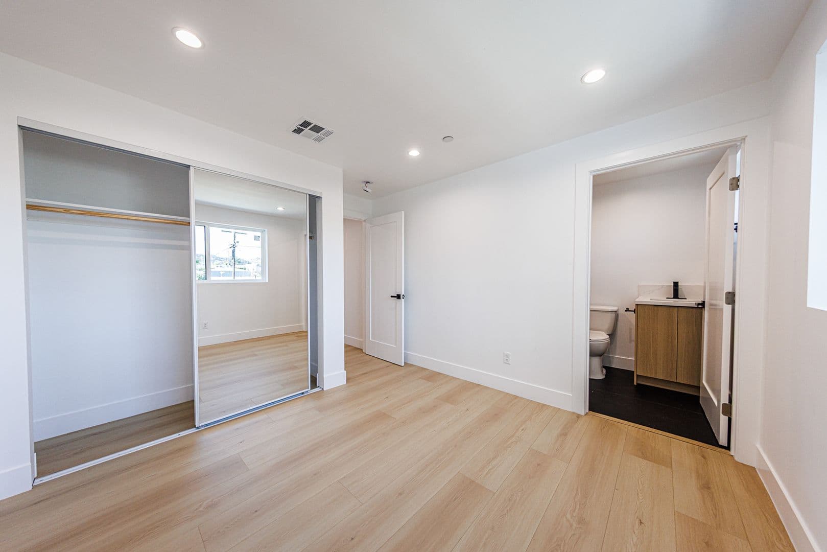 Los Angeles, CA Apartment: 2938 S. Sycamore Ave