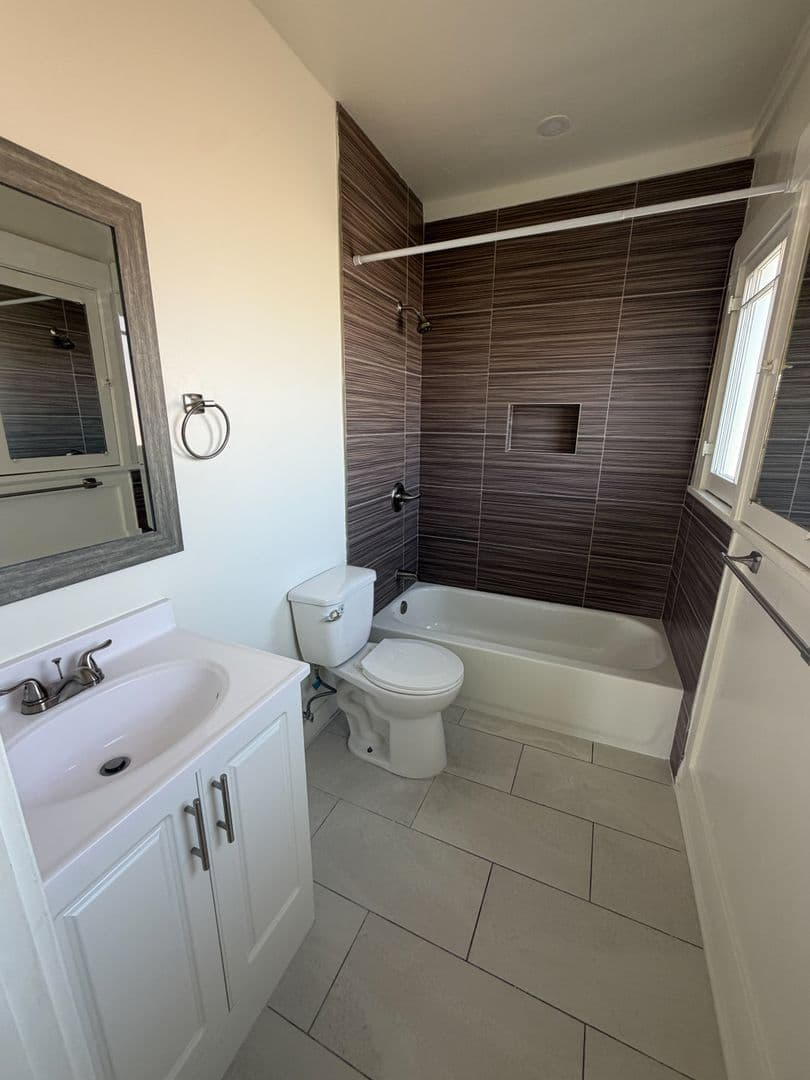 Los Angeles Apartment: 1112 Browning Blvd