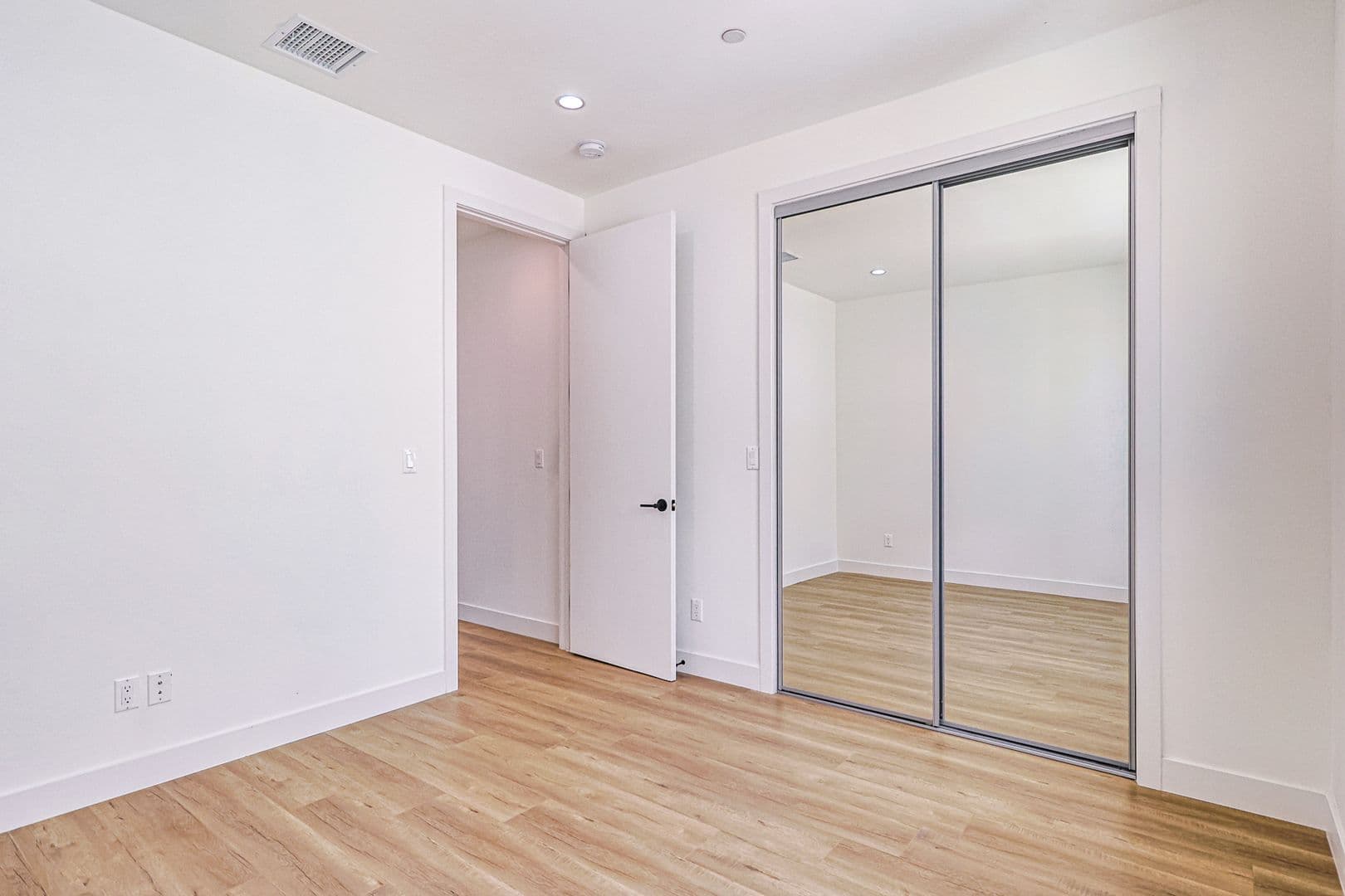 Los Angeles Apartment: 161 S Hoover St