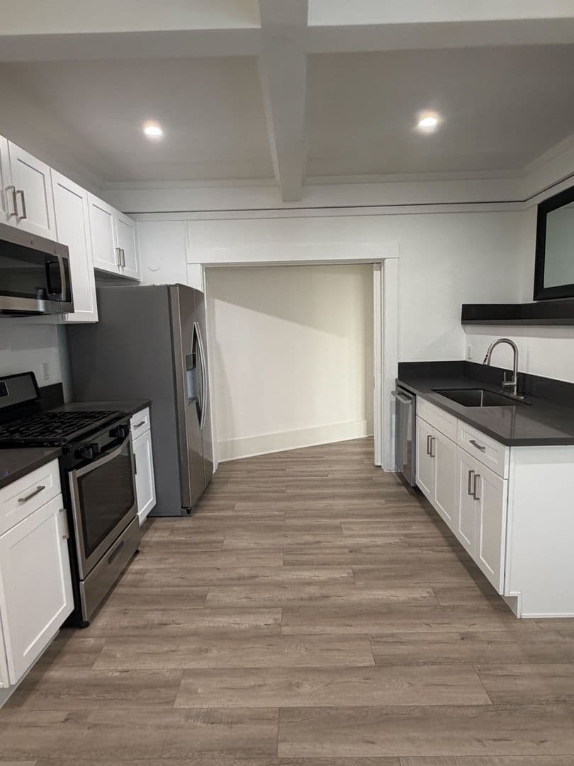 Los Angeles Apartment: 1112 Browning Blvd
