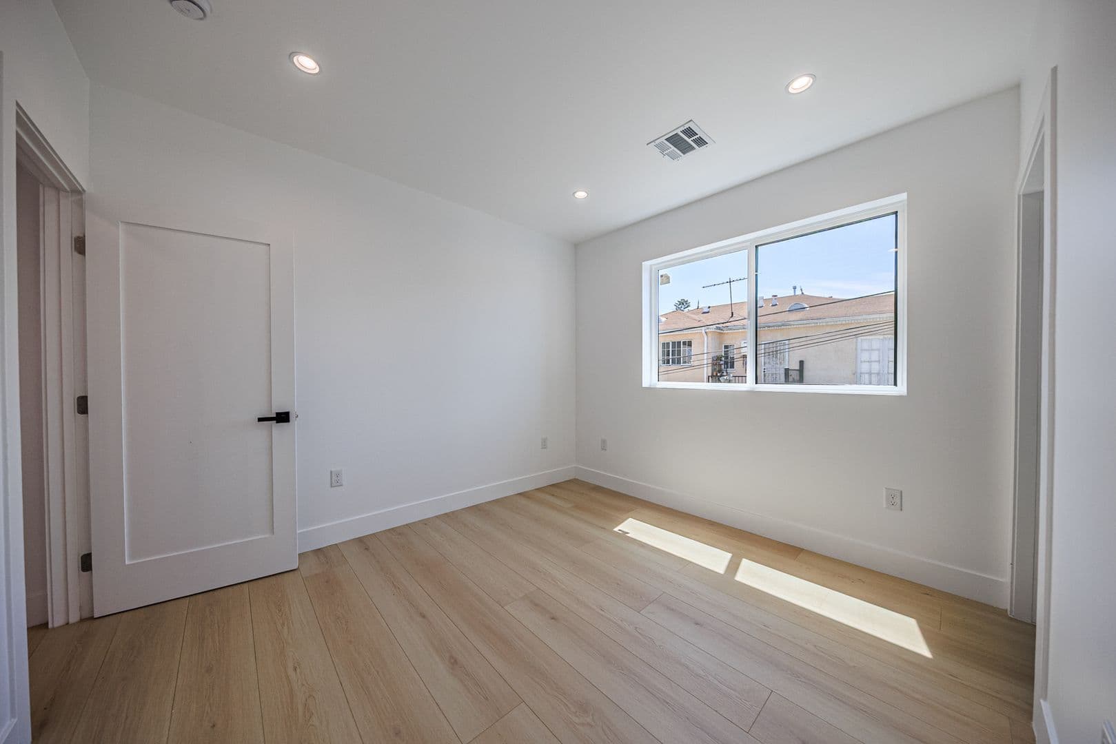 Los Angeles Apartment: 1259 S. Longwood Ave