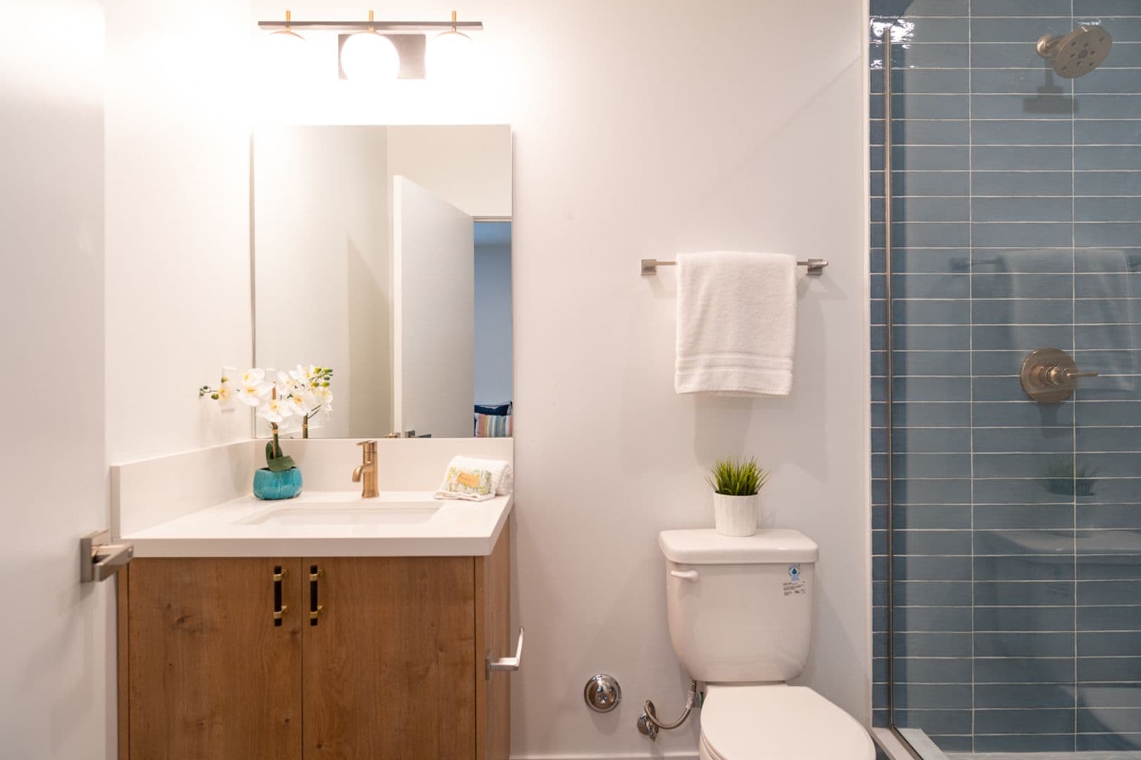 Los Angeles Apartment: 3305 Primera Ave