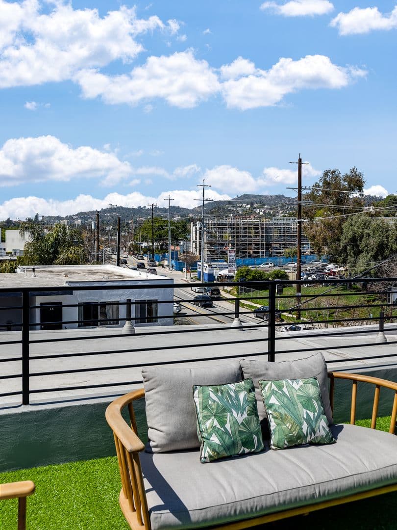 Los Angeles Apartment: 2820 Rowena Ave