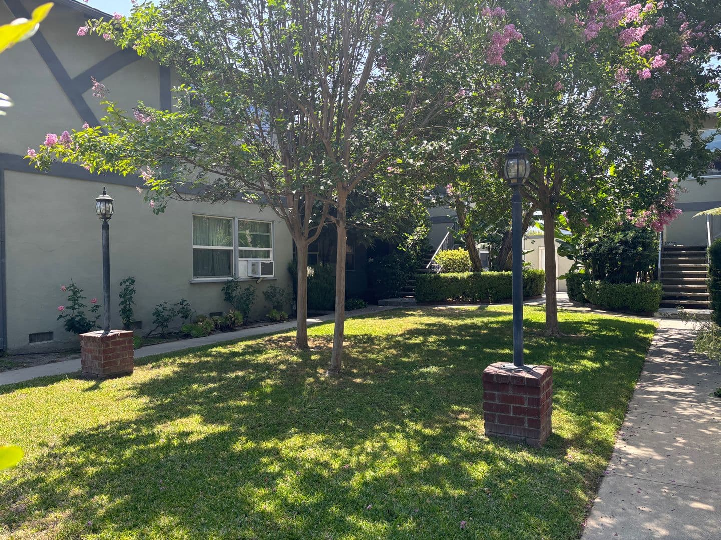 Burbank Apartment: 3718 W Chandler Blvd