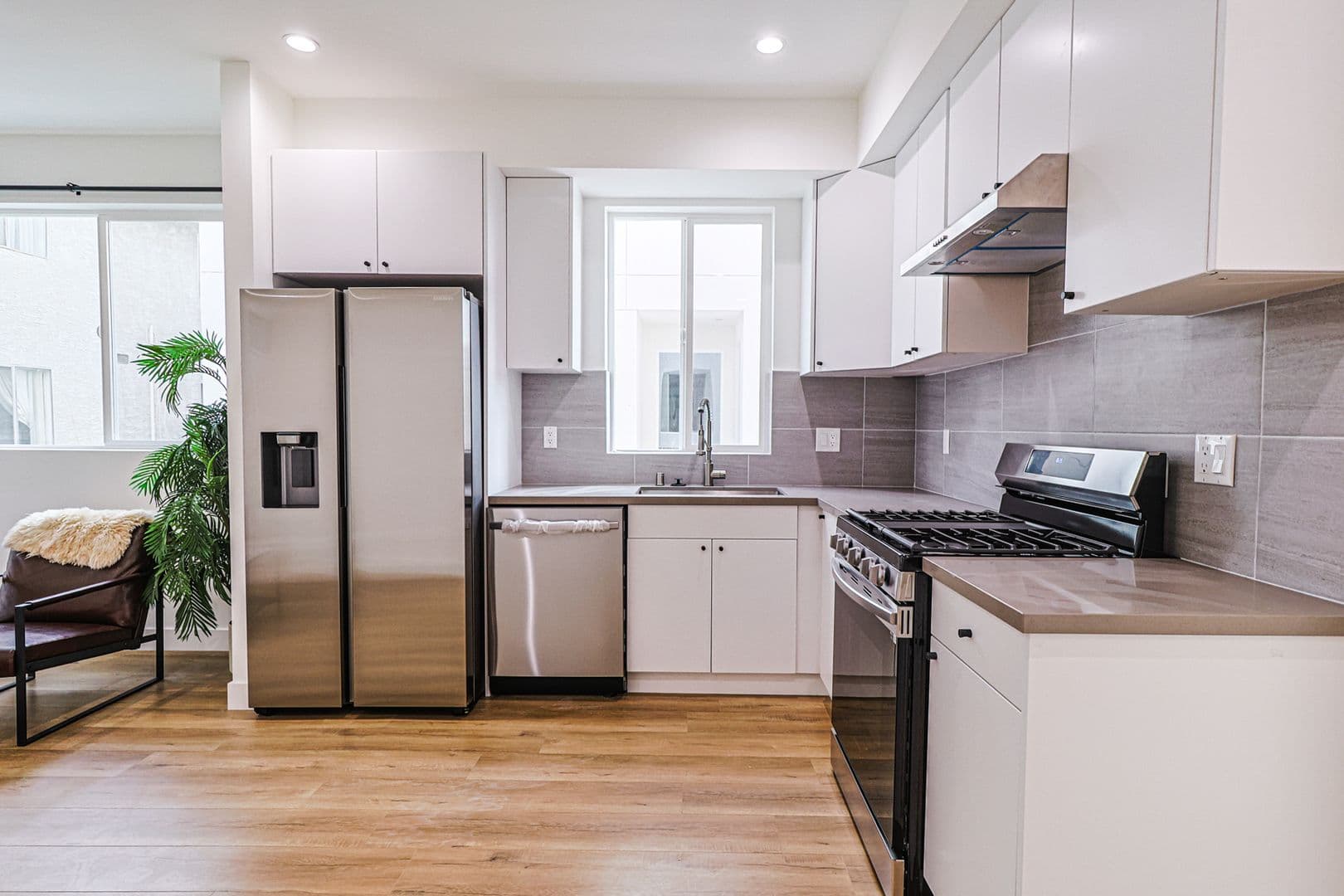 Los Angeles Apartment: 161 S Hoover St