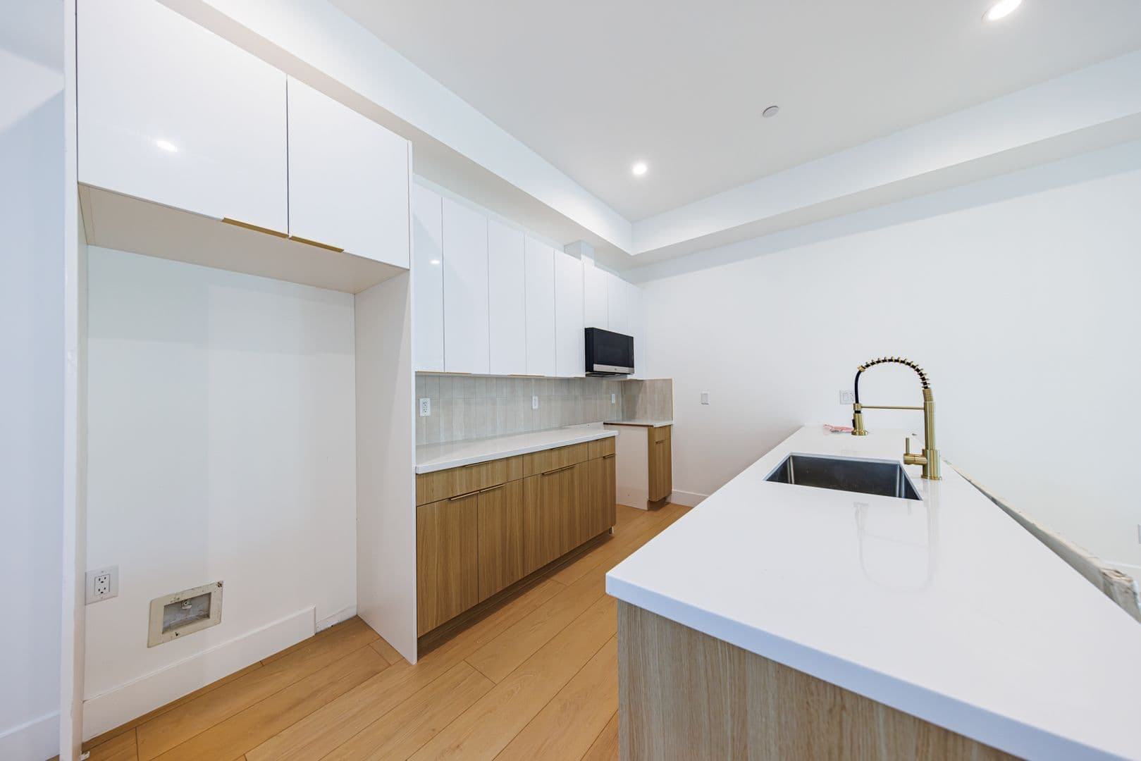 Sherman Oaks Apartment: 5931 Woodman Ave