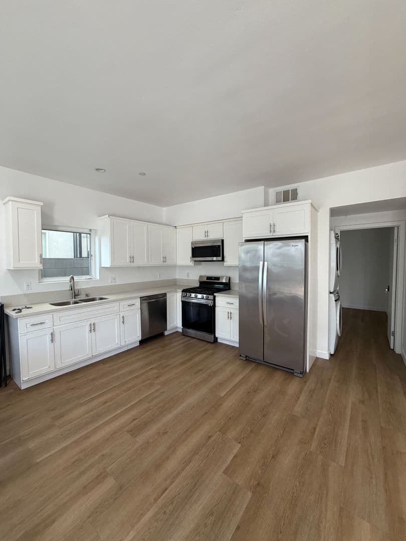 Los Angeles Apartment: 1876 W 20th St