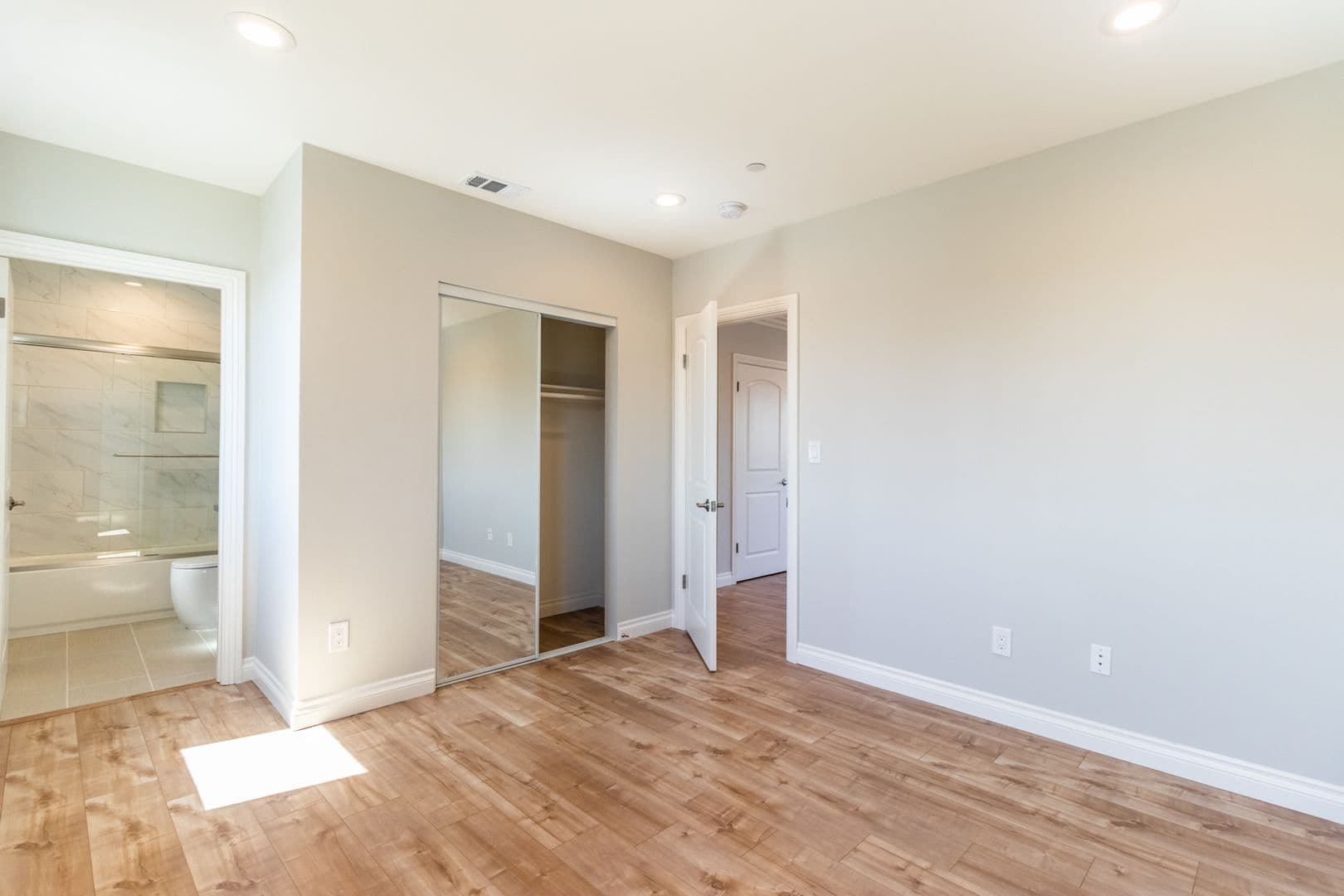 Los Angeles Apartment: 1737 S Longwood Ave