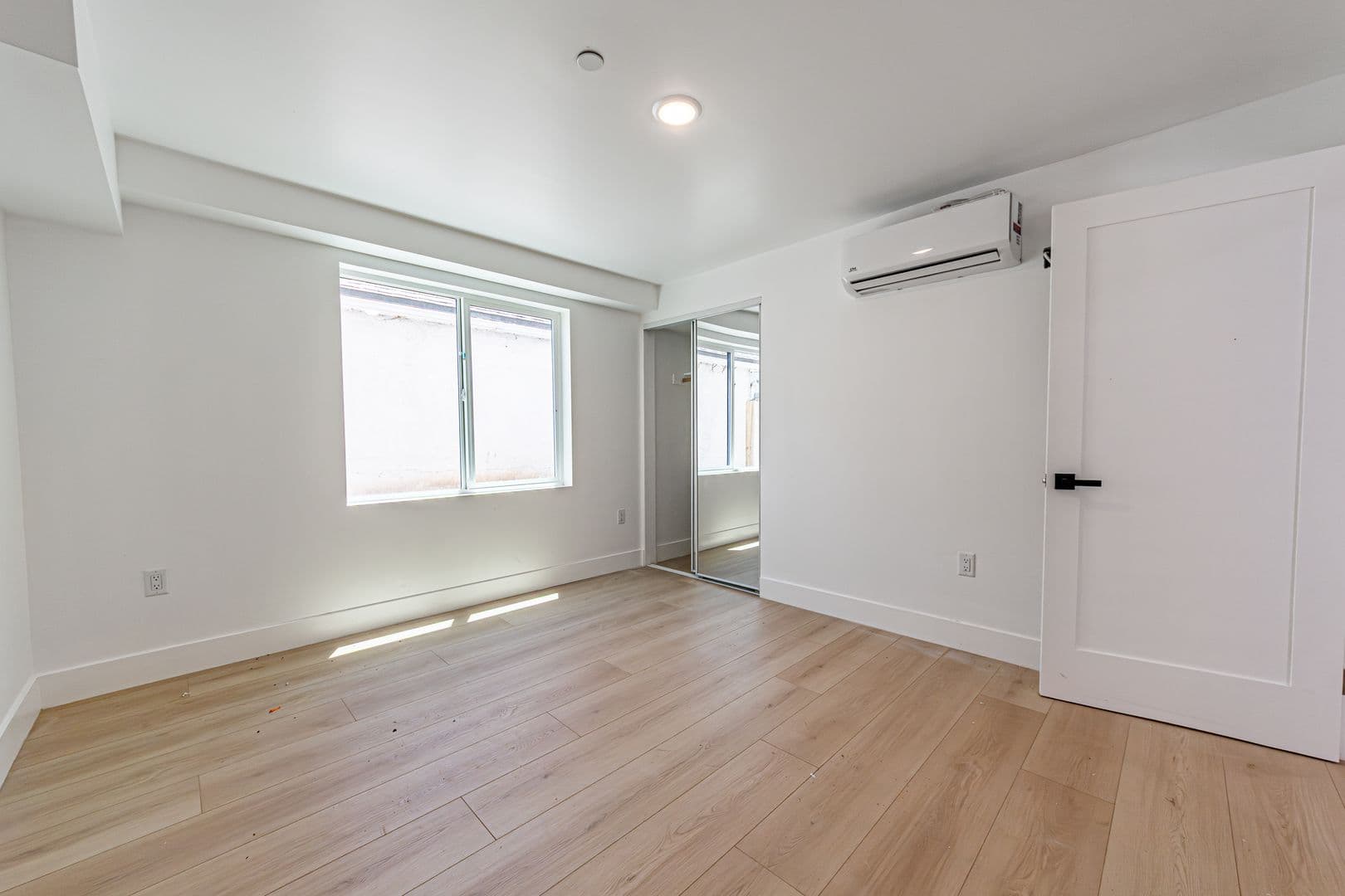 Los Angeles Apartment: 1557 S Ogden Dr