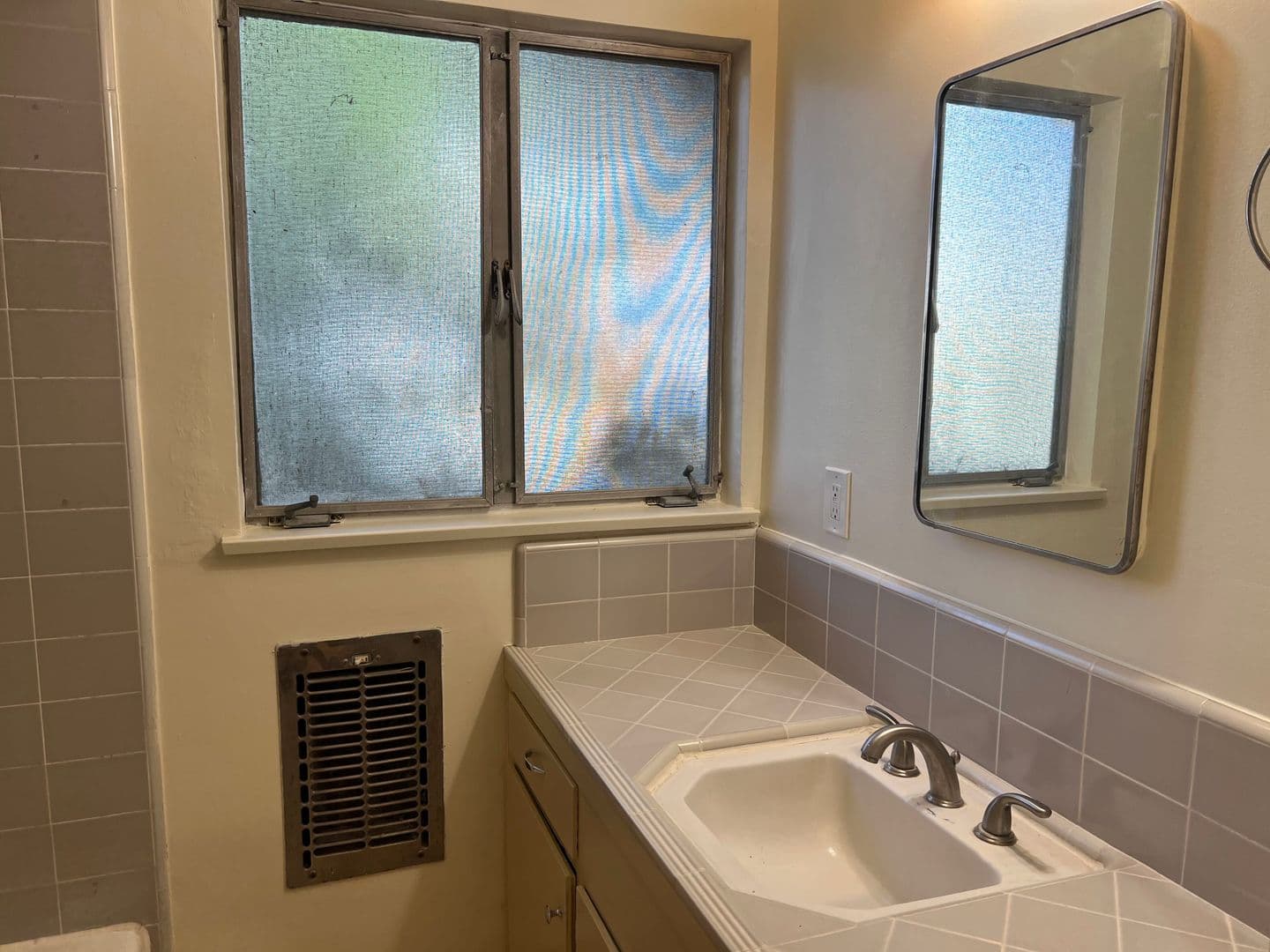 Pasadena Apartment: 295 W California Blvd