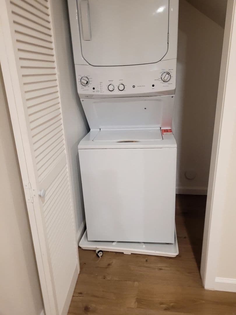 North Hollywood Apartment: 11720 Hamlin Street
