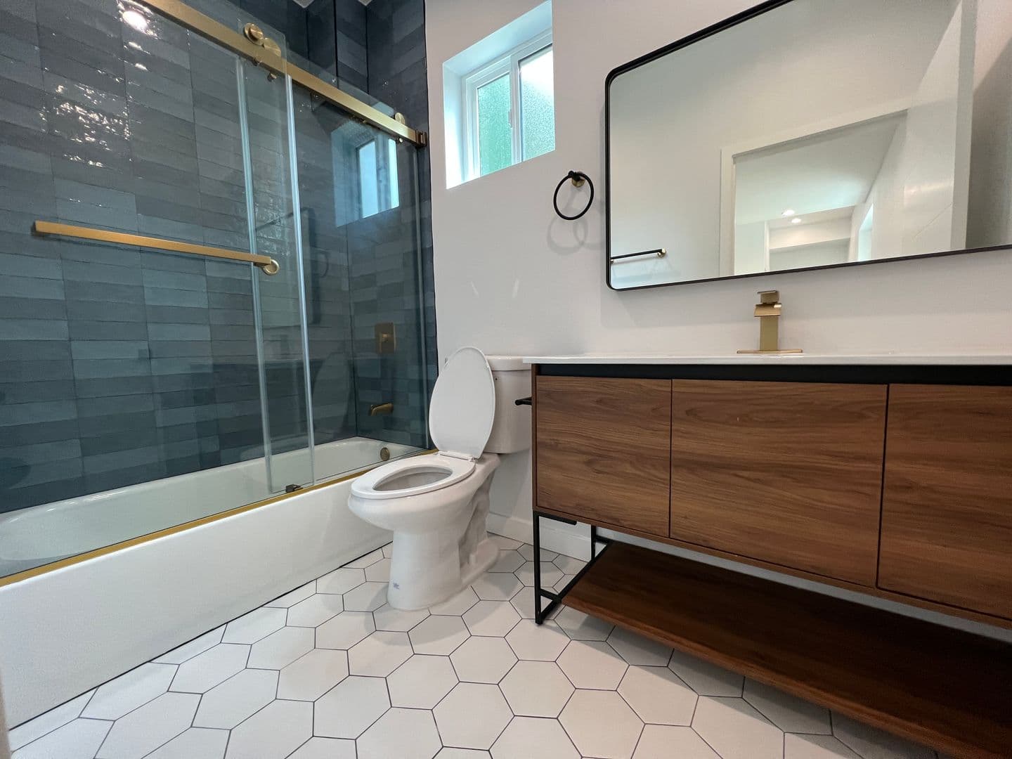 Los Angeles Apartment: 5526 Blackwelder St
