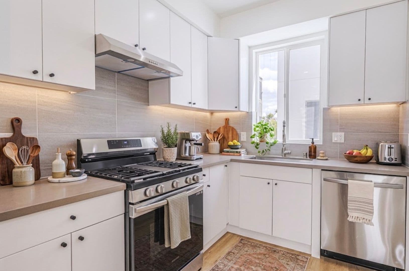 Los Angeles Apartment: 161 S Hoover St
