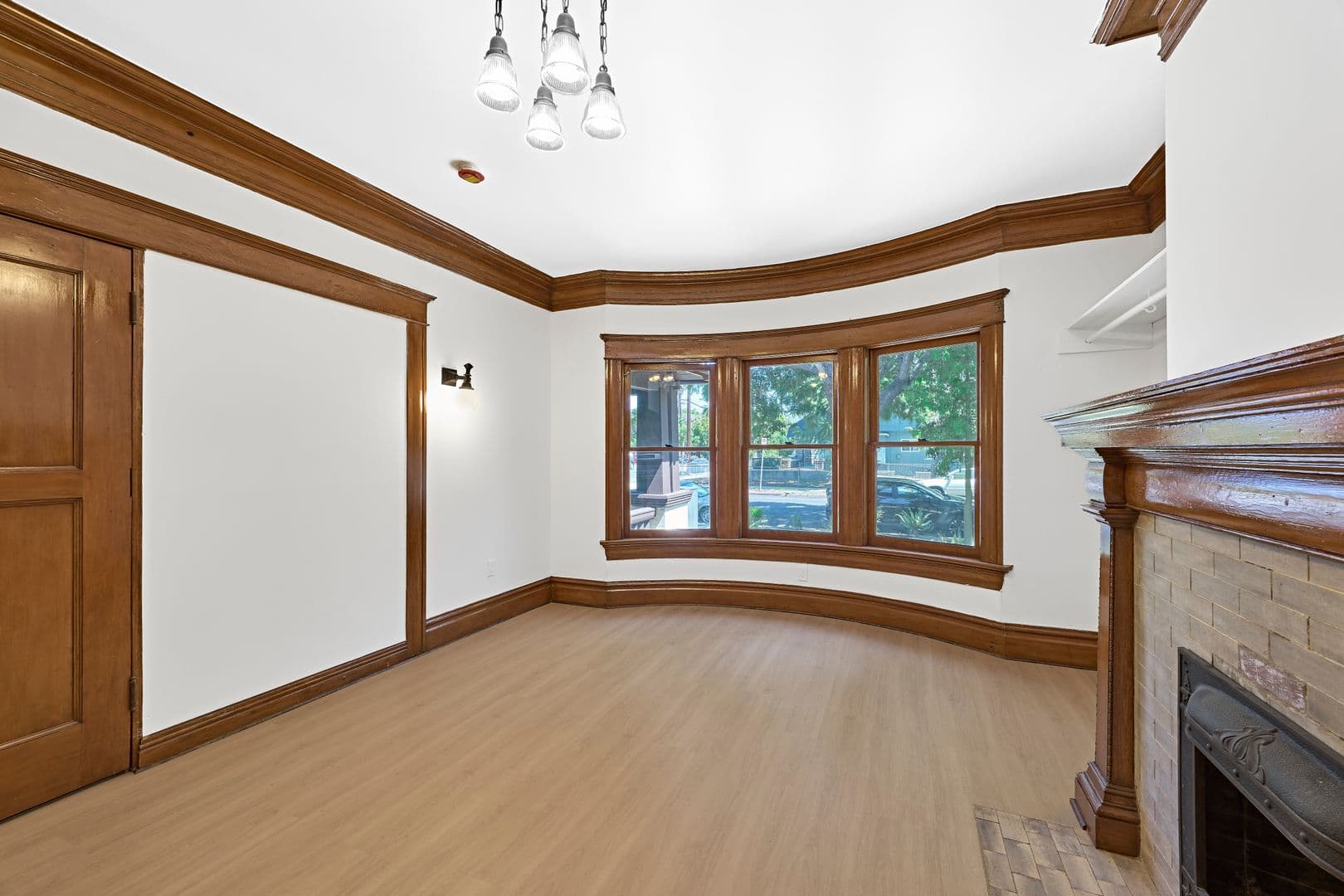 Los Angeles Apartment: 2703 Raymond Ave