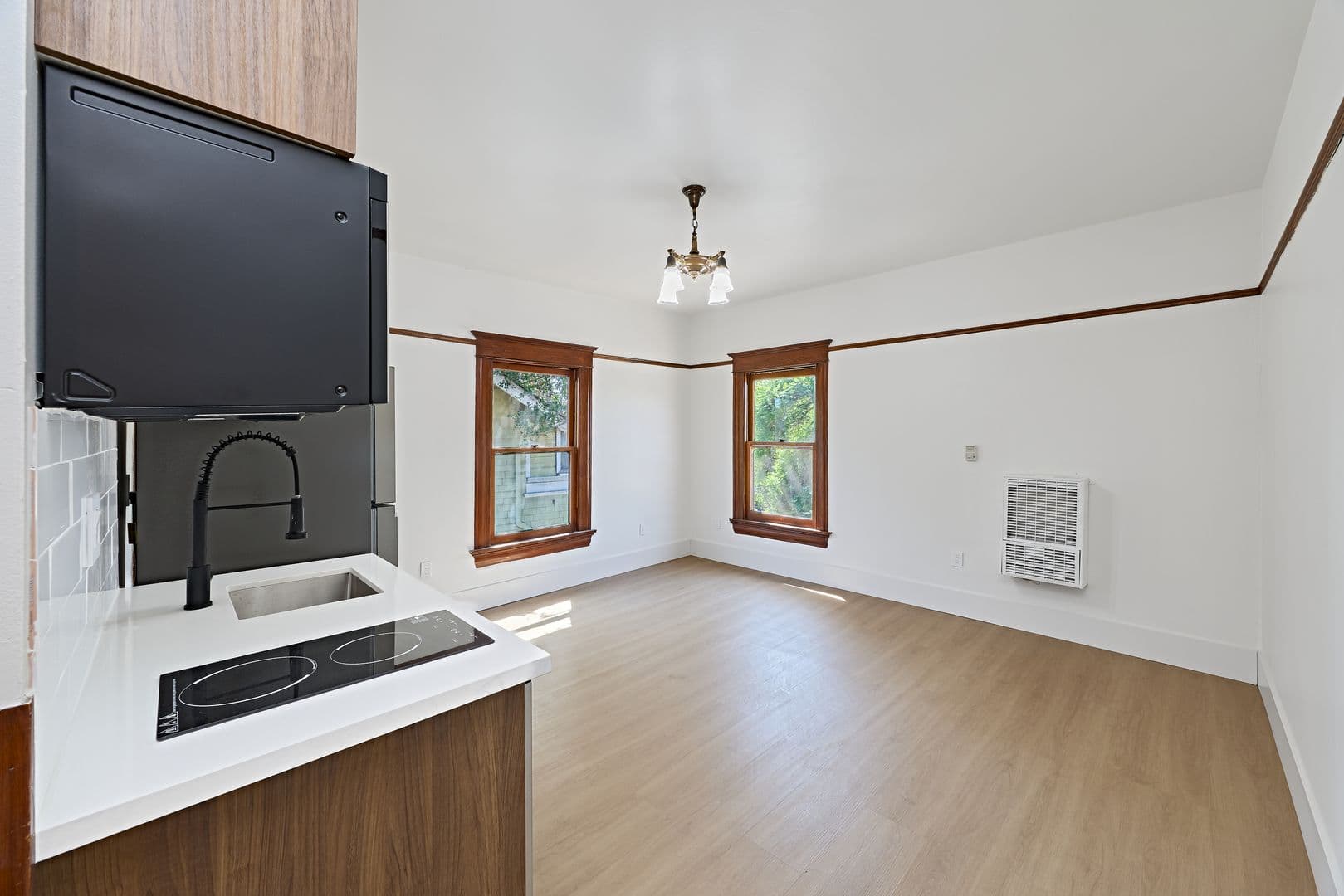 Los Angeles Apartment: 2703 Raymond Ave