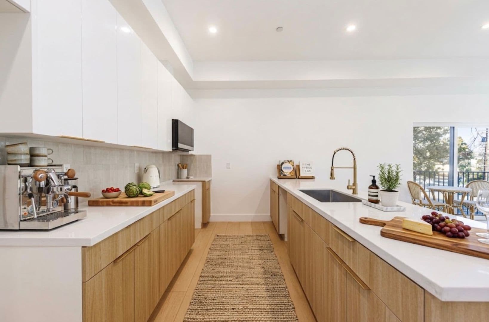 Sherman Oaks Apartment: 5931 Woodman Ave