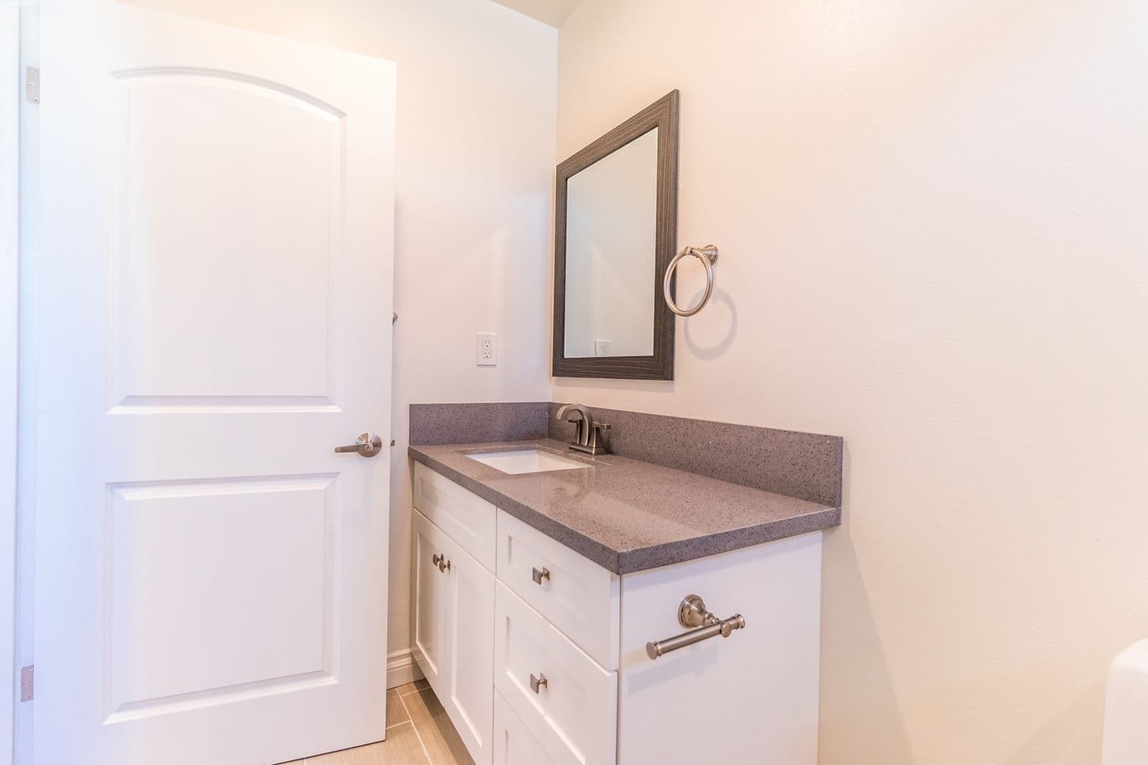 Los Angeles Apartment: 1737 S Longwood Ave