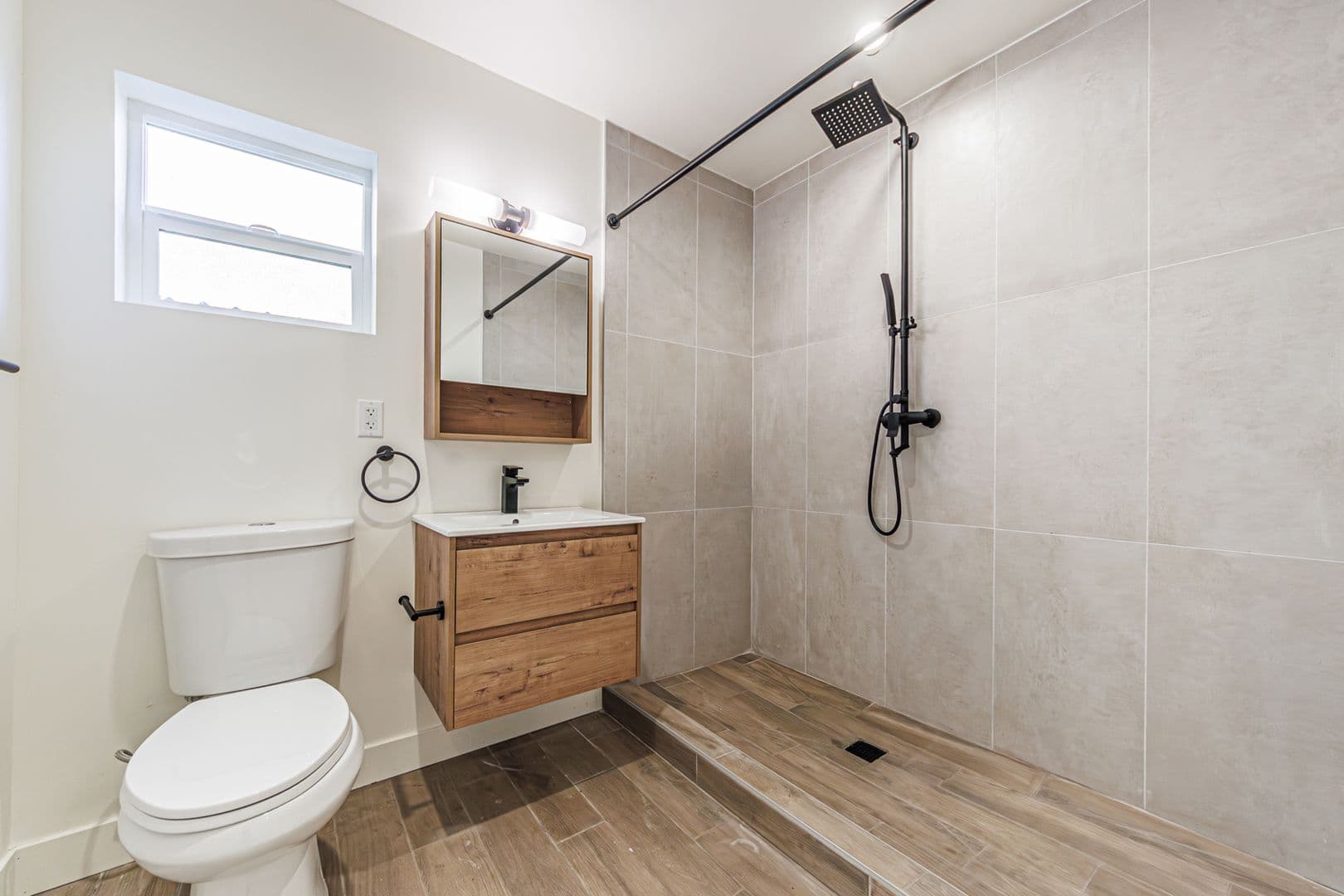 Los Angeles Apartment: 4220 W Adams Blvd