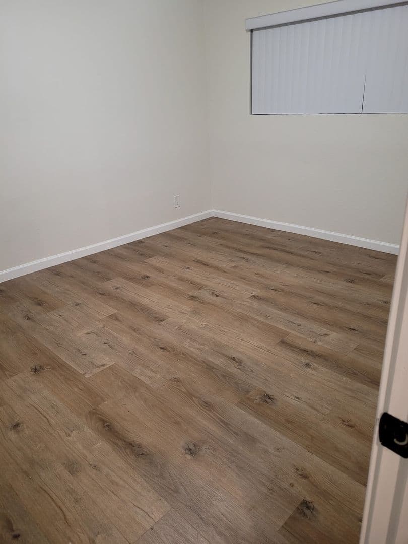 North Hollywood Apartment: 11720 Hamlin Street