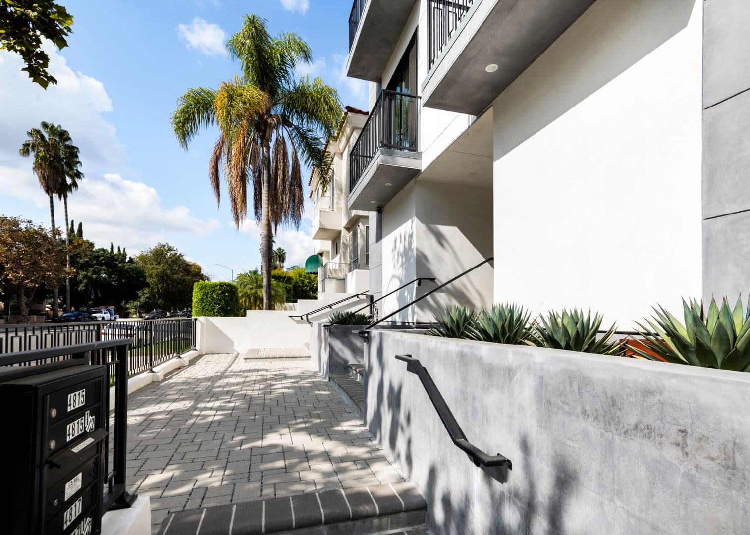 Los Angeles Apartment: 4815 Elmwood Ave