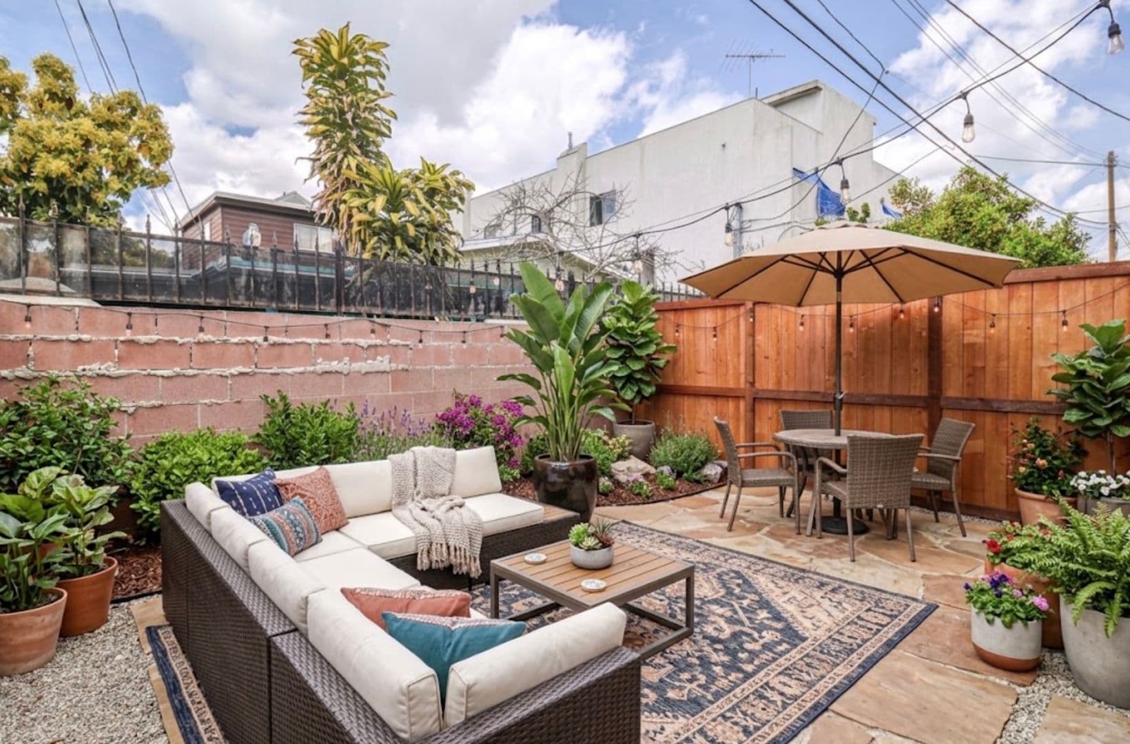Los Angeles Apartment: 161 S Hoover St