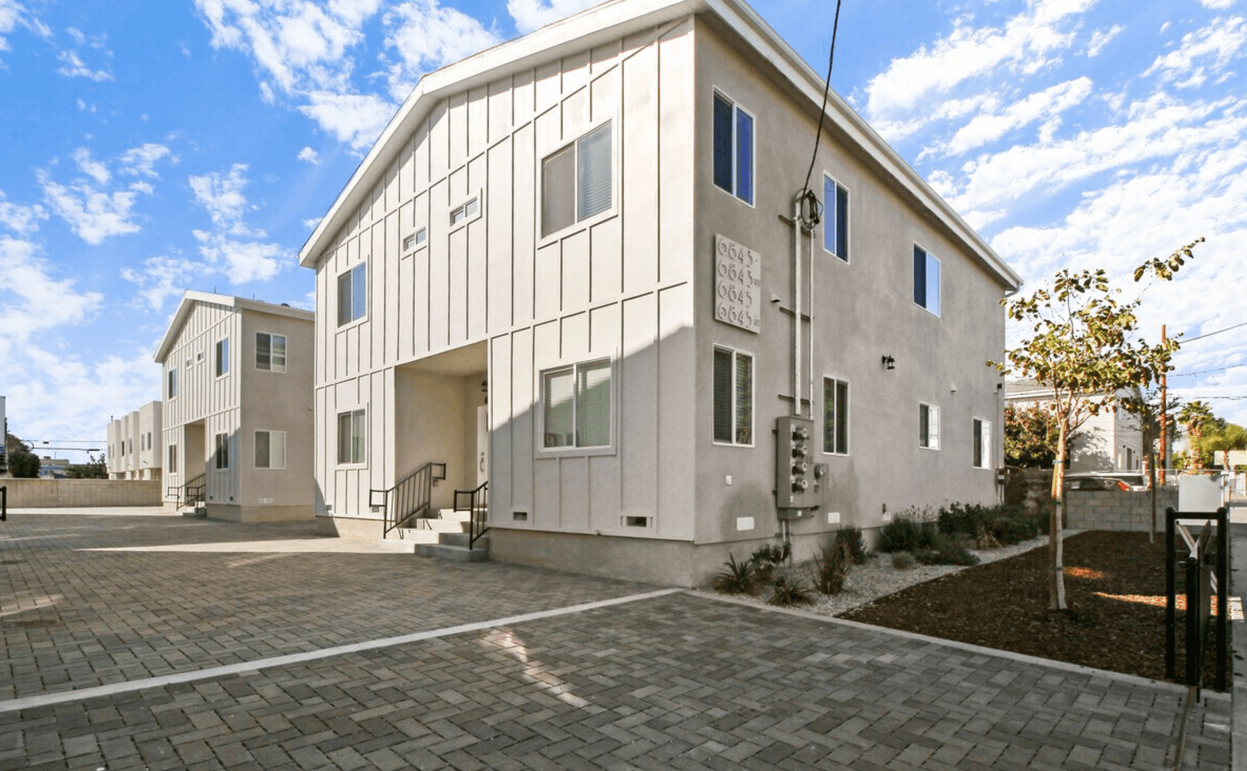North Hollywood Apartment: 6841 Radford Ave