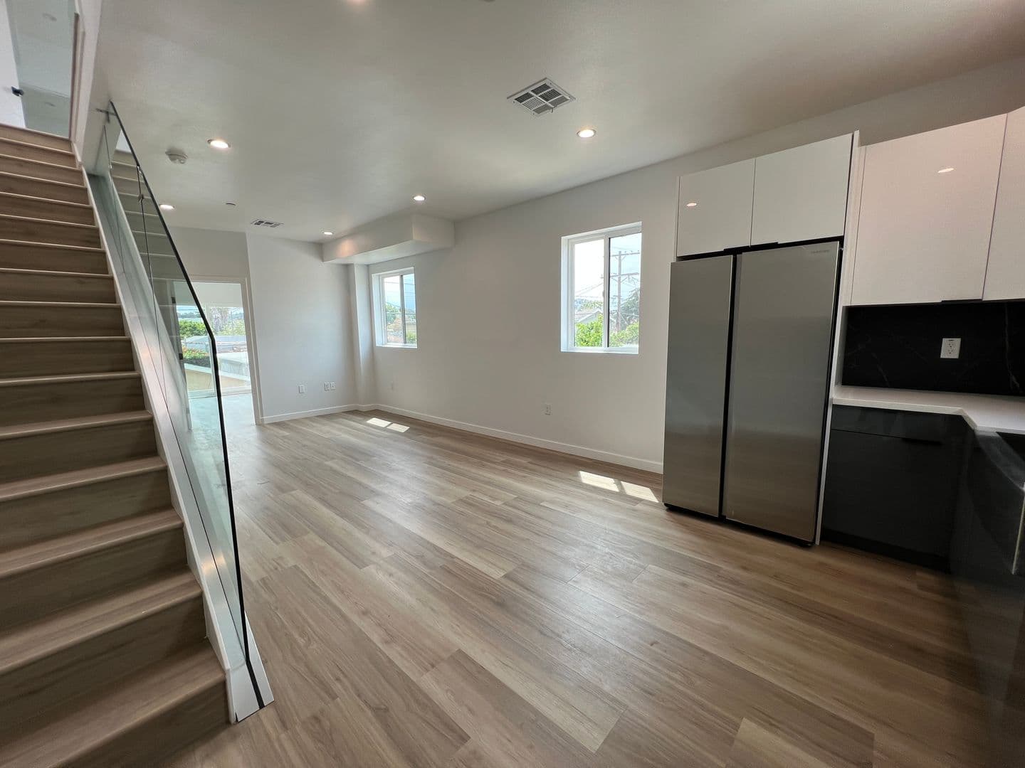 Los Angeles Apartment: 5526 Blackwelder St