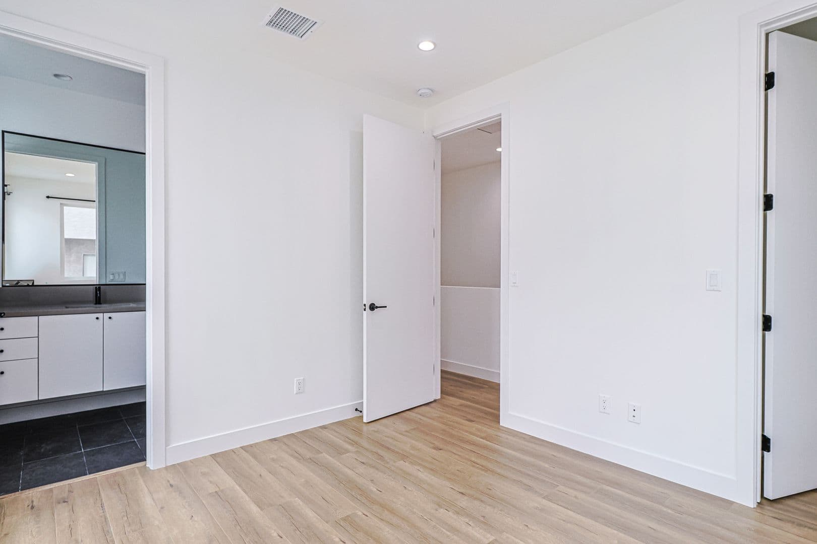 Los Angeles Apartment: 161 S Hoover St