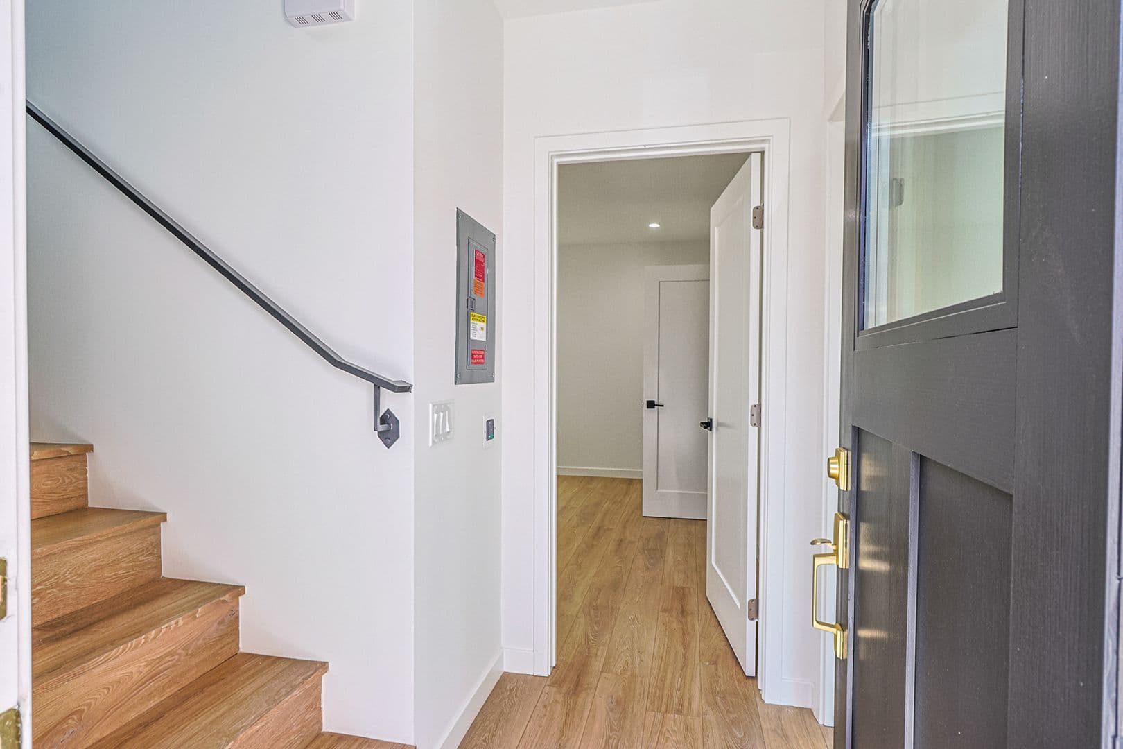 Los Angeles Apartment: 1227 N June St