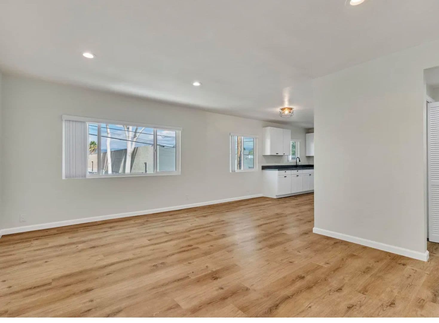 North Hollywood Apartment: 11720 Hamlin Street