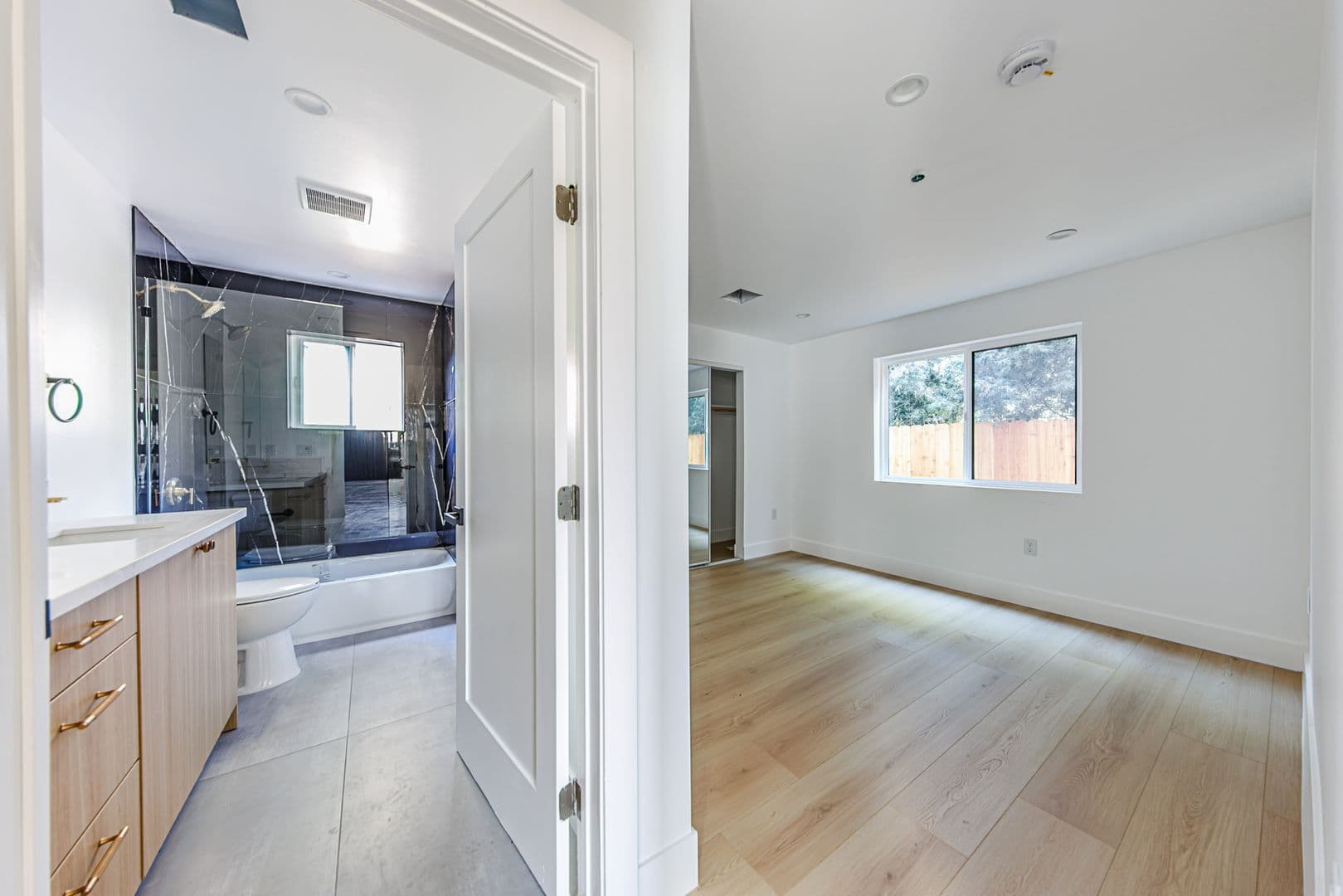 Los Angeles Apartment: 3442 West Blvd