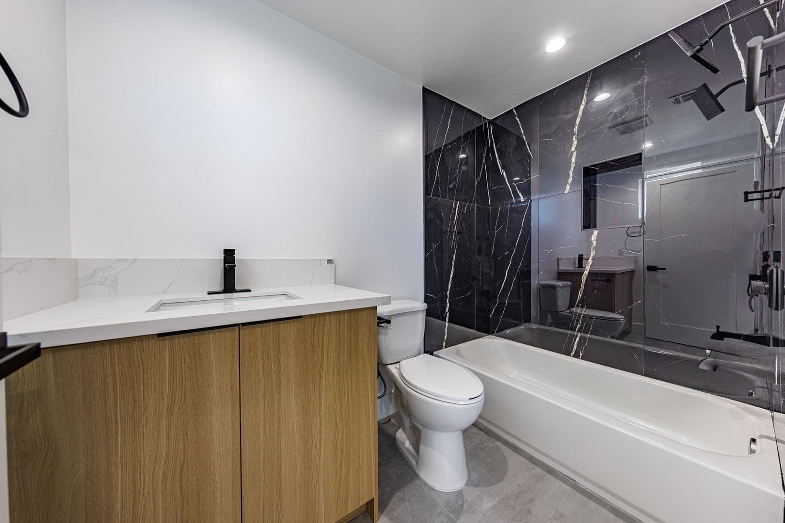 Los Angeles, CA Apartment: 2938 S. Sycamore Ave