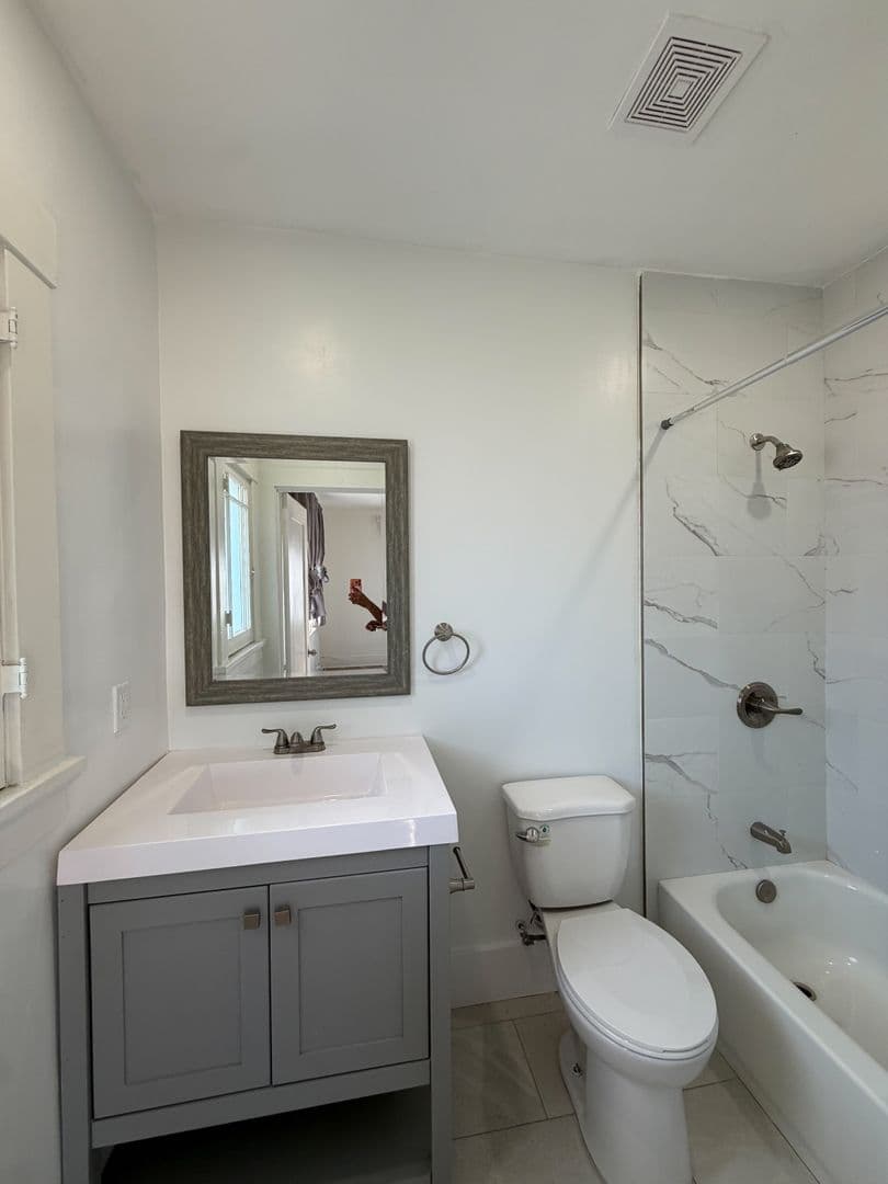 Los Angeles Apartment: 1112 Browning Blvd