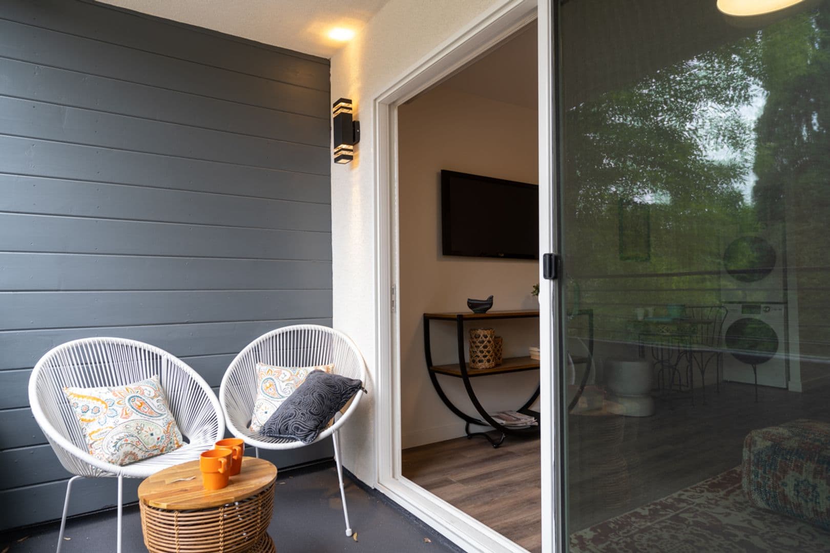Los Angeles Apartment: 3305 Primera Ave