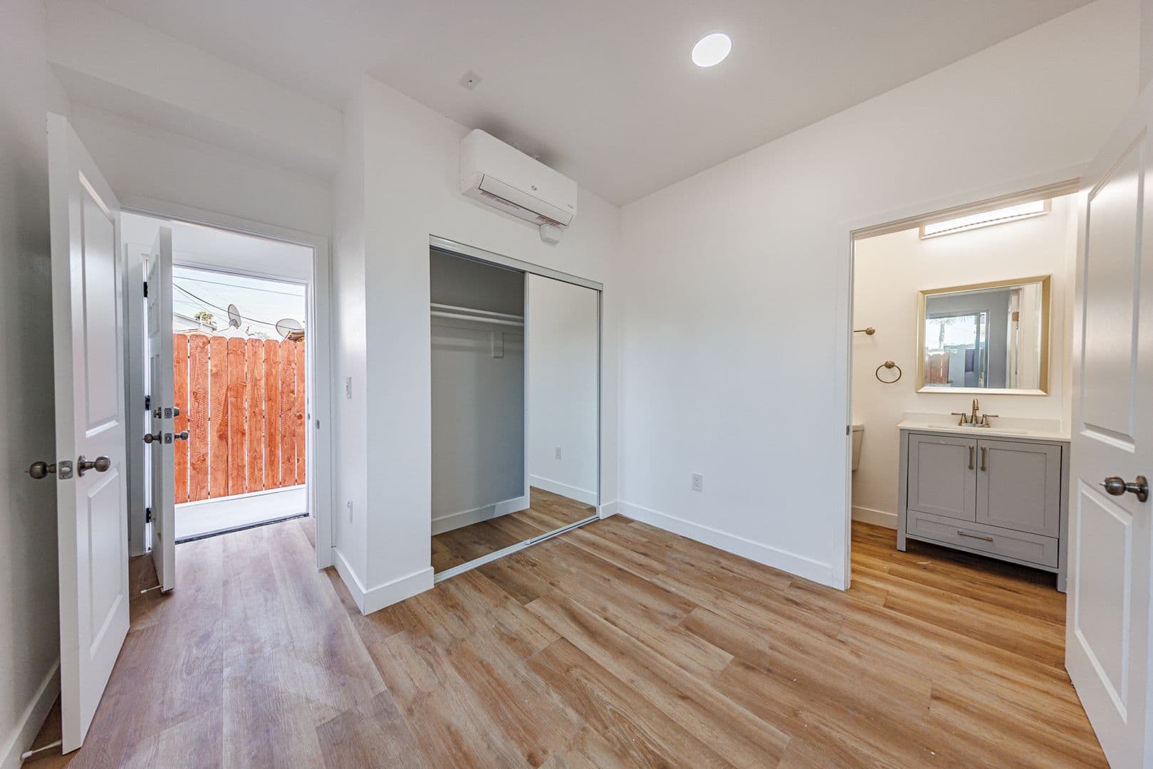 Los Angeles Townhome: 5327 Geer St