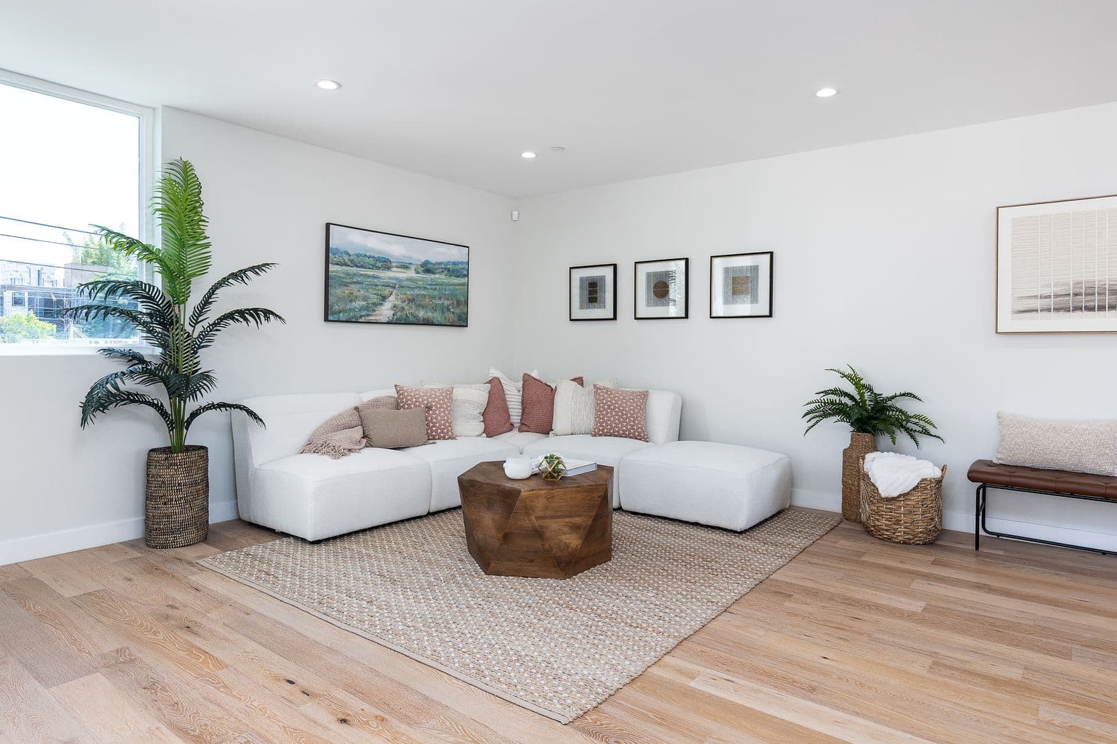 Los Angeles Apartment: 2820 Rowena Ave