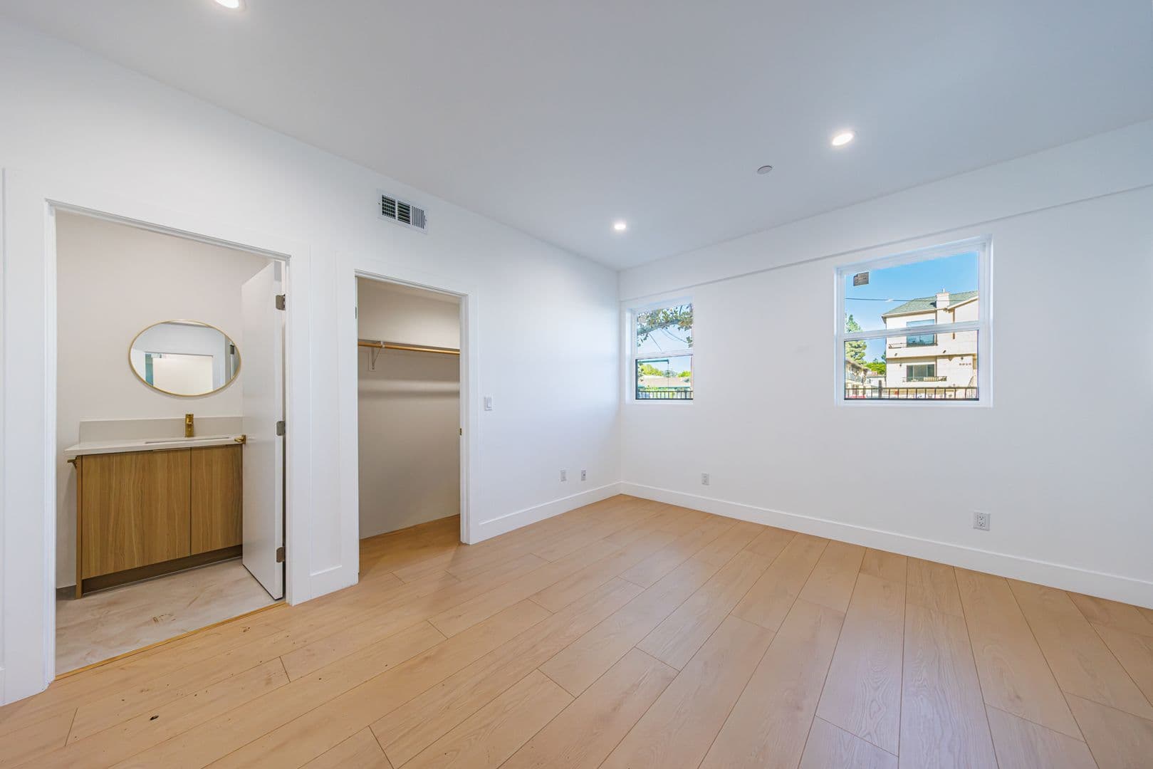 Sherman Oaks Apartment: 5931 Woodman Ave