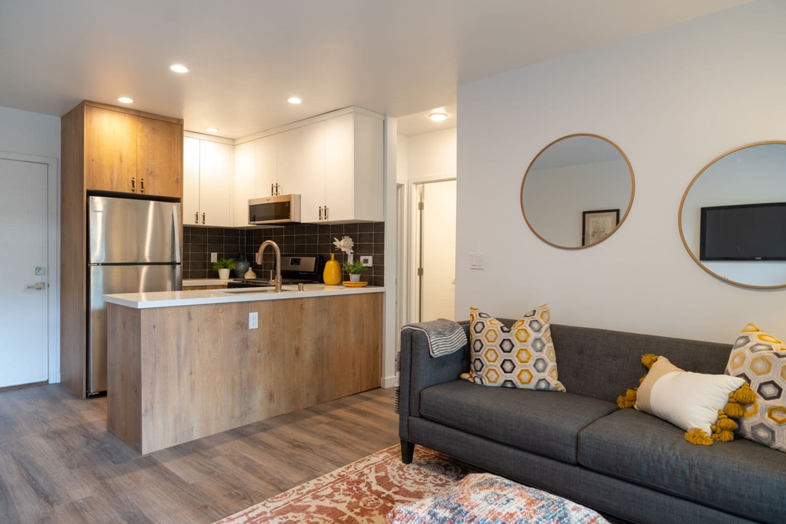 Los Angeles Apartment: 3305 Primera Ave