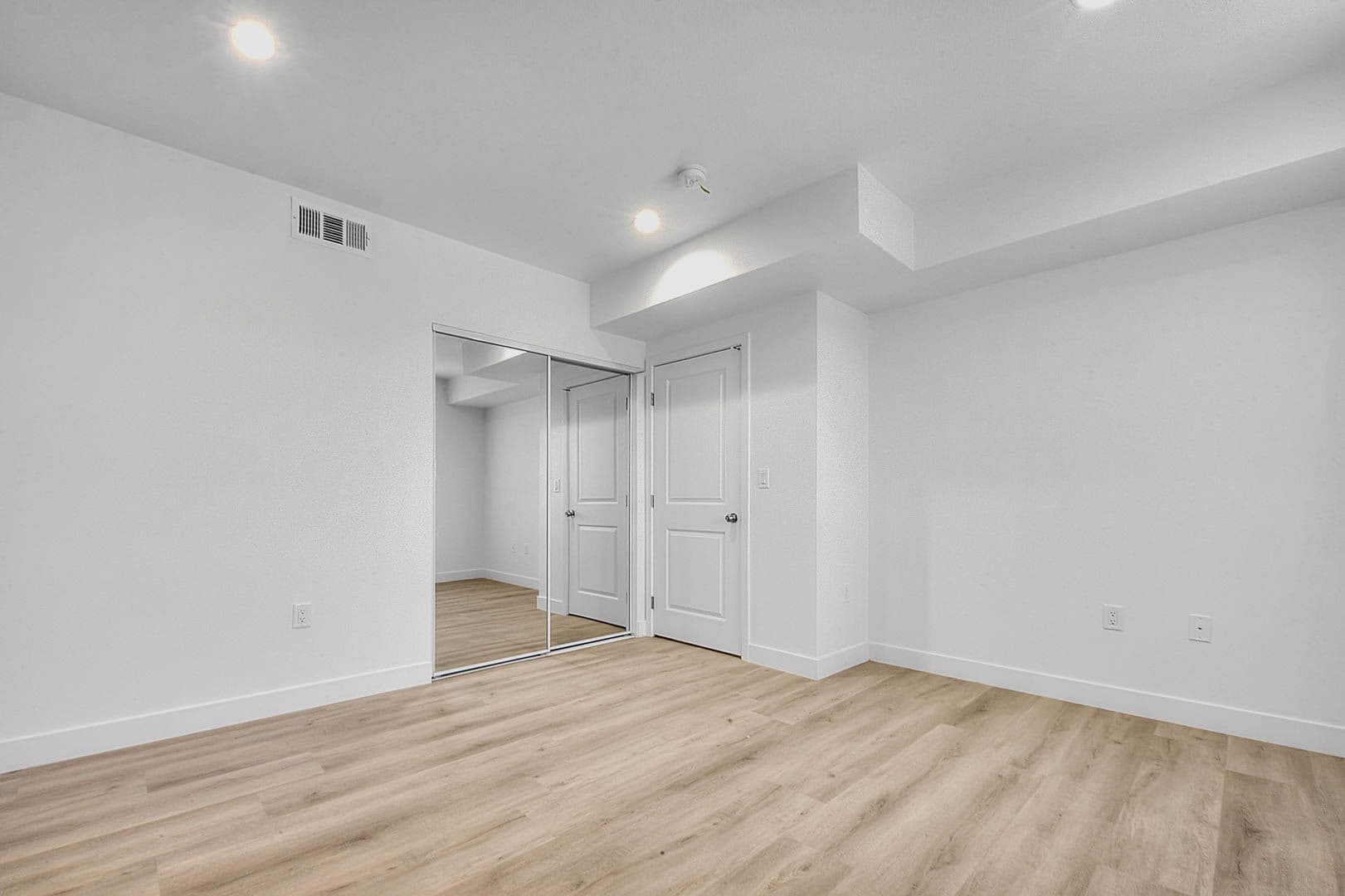 North Hollywood Apartment: 5850 Vineland Ave