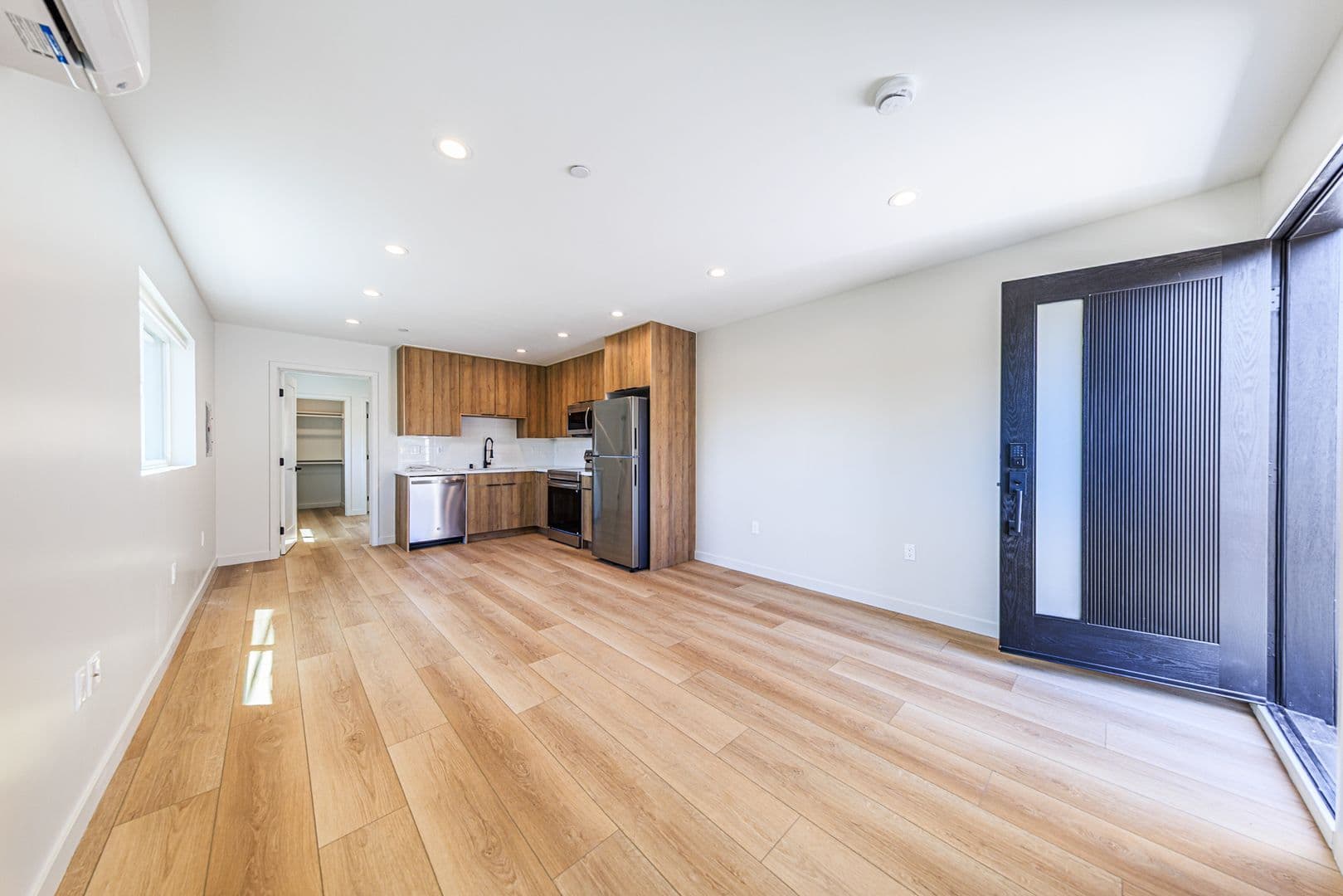 Los Angeles Apartment: 6092 La Prada St