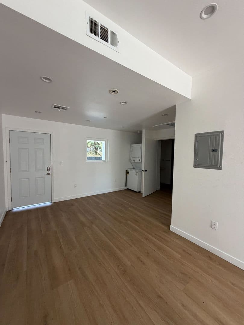 Los Angeles Apartment: 1876 W 20th St