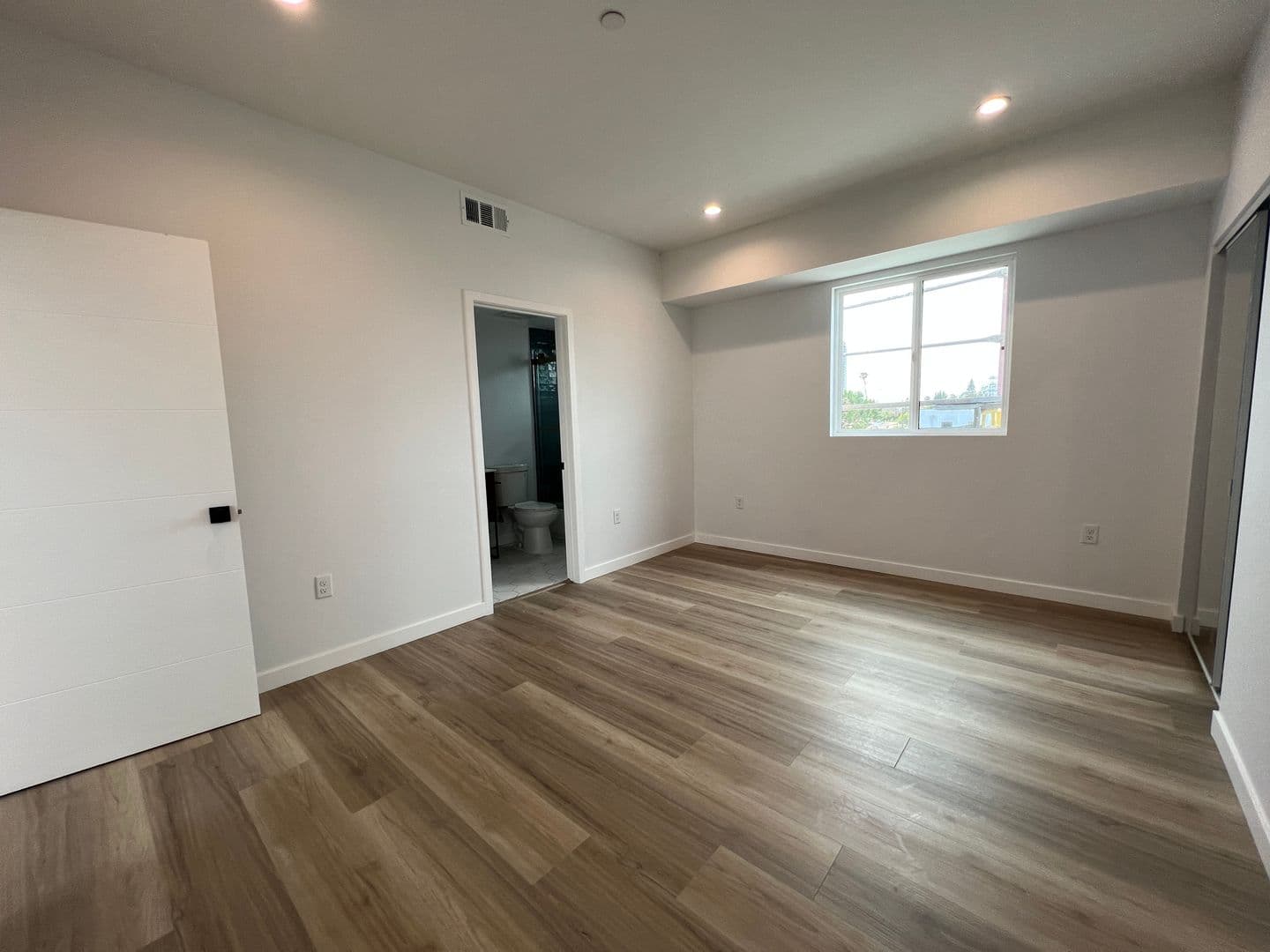Los Angeles Apartment: 5526 Blackwelder St