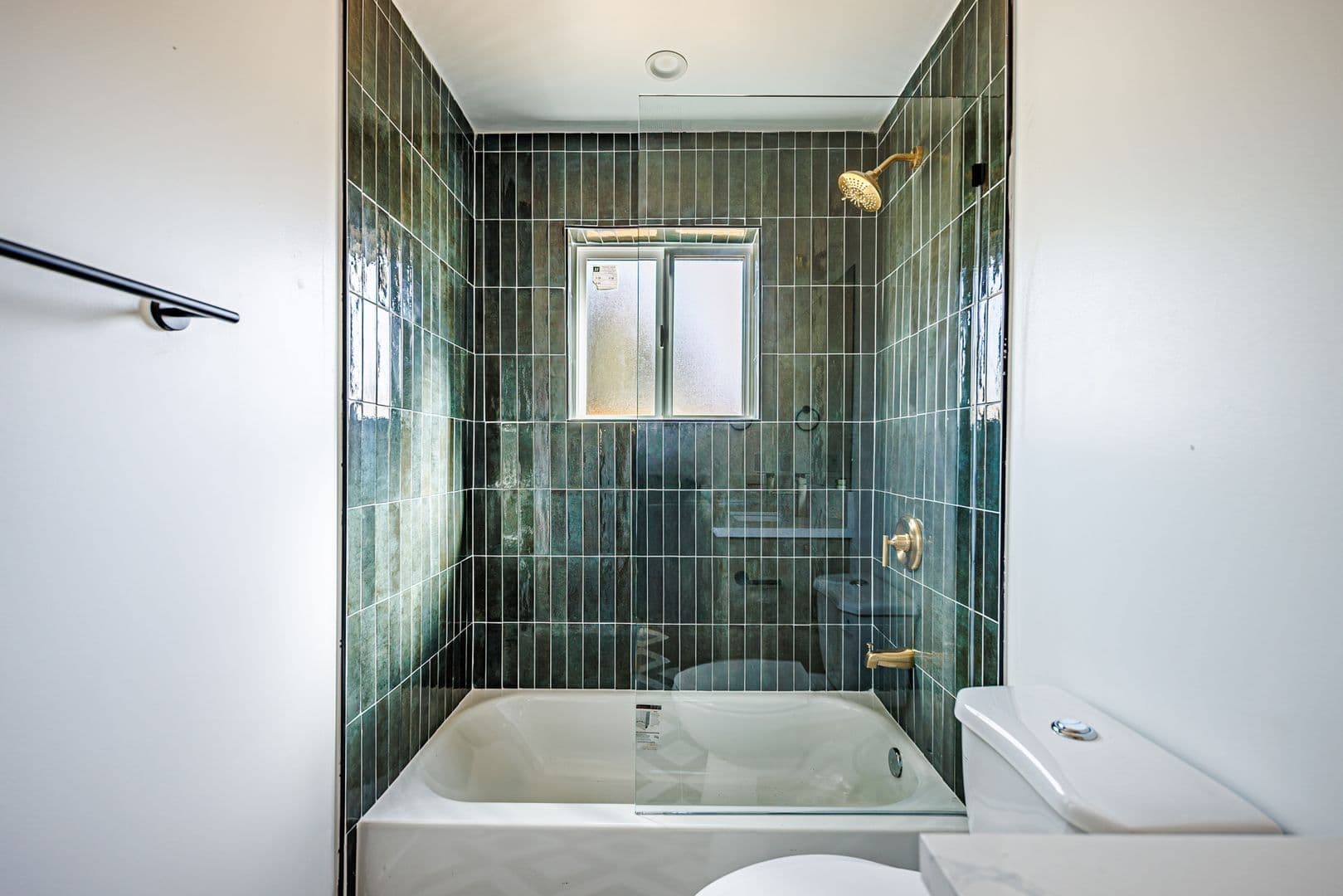 Los Angeles Apartment: 3442 West Blvd
